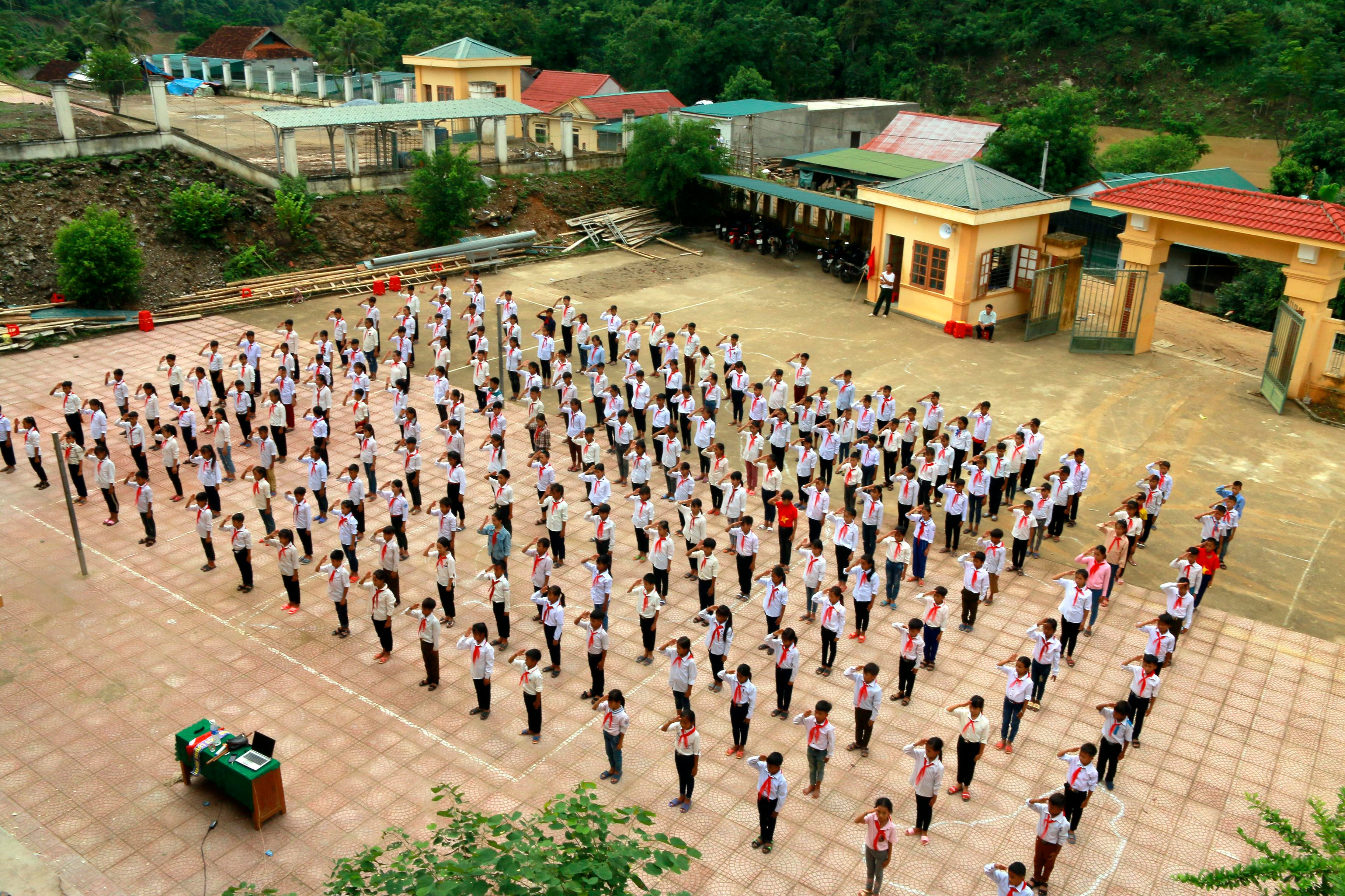  Trường PTDTBT THCS Lượng Minh, thuộc xã Lượng Minh, huyện Tương Dương. Ngôi trường này là nơi theo học của 316 em học sinh là con em đồng bào dân tộc Mông, Khơ Mú và Ơ Đu.