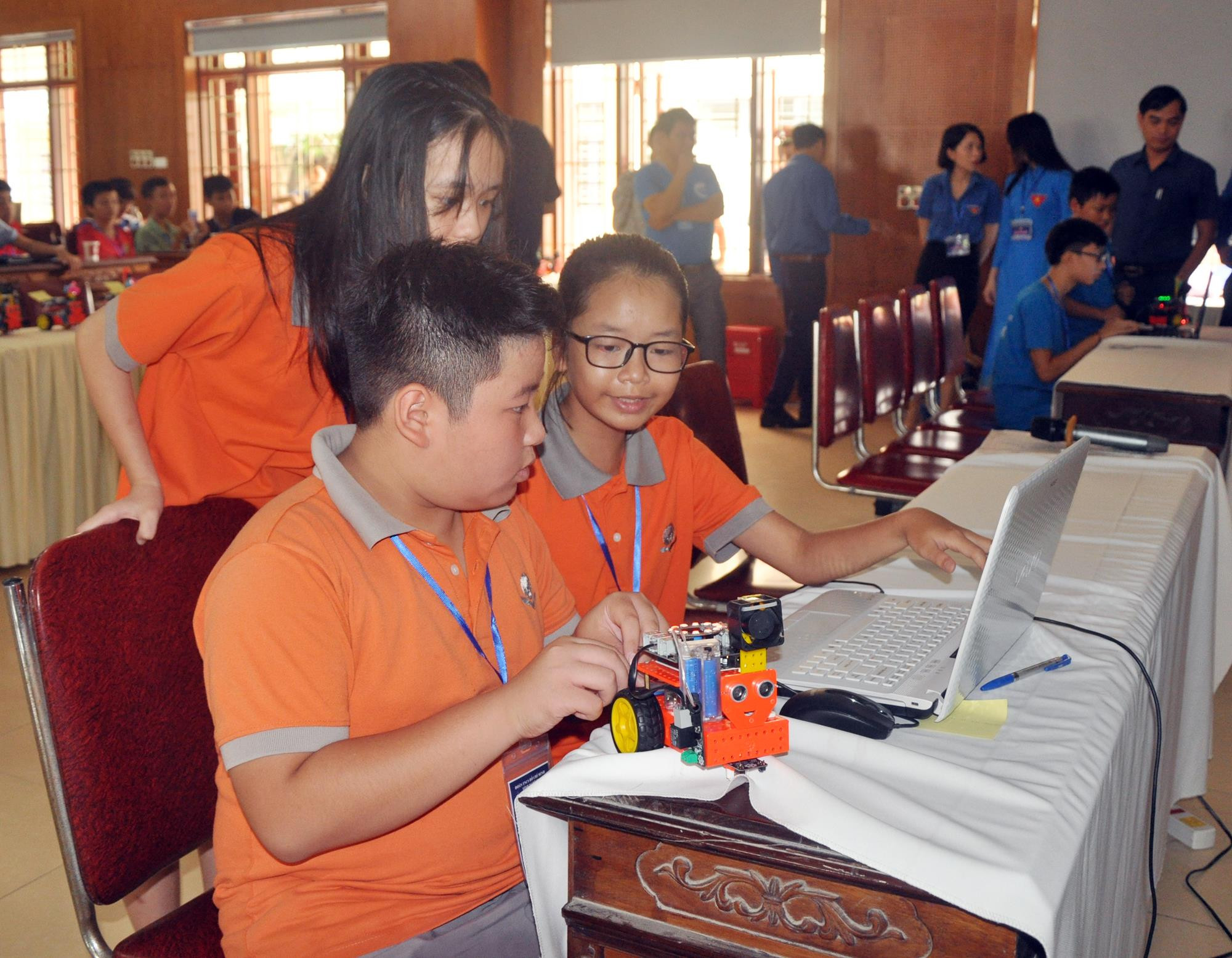 Các thi sinh tham gia phần thi Gara cấp 1 kiểm tra lại lập trình điều khiển Robot.