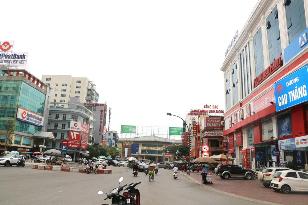 Phố Cao Thắng có mật độ đô thị lớn nhưng tỷ lệ cây xanh quá ít nên theo định hướng phát triển Phố Đêm, thành phố Vinh đang tăng cường cây xanh. Ảnh: Nguyễn Hải