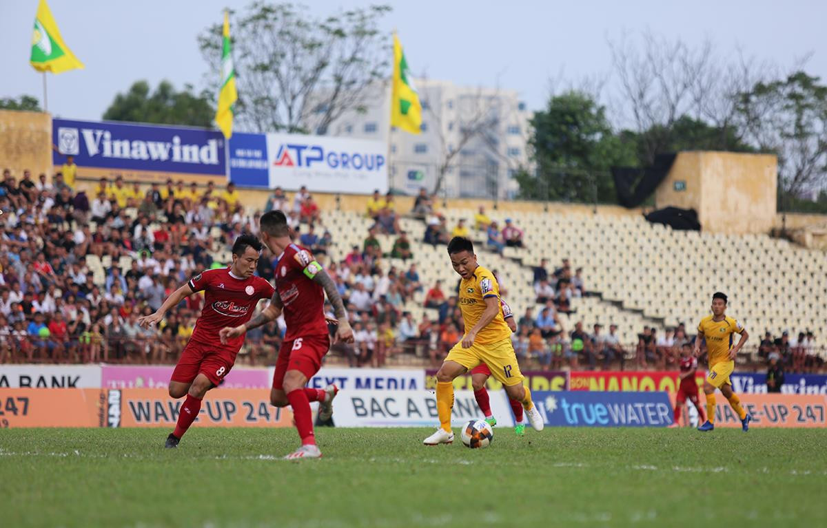 Trước khi hiệp 1 kết thúc, SLNA phải chời thiếu người khi Quang Tình dùng tay cản bóng trên vạch vôi cầu môn SLNA và bị thẻ đỏ trực tiếp. Và trên chấm penalty, Mansaray tung cú sút vào góc cao khiến Nguyên Mạnh không thể cản phá gỡ hòa 1-1 cho TP HCM. Ảnh: Đức Anh