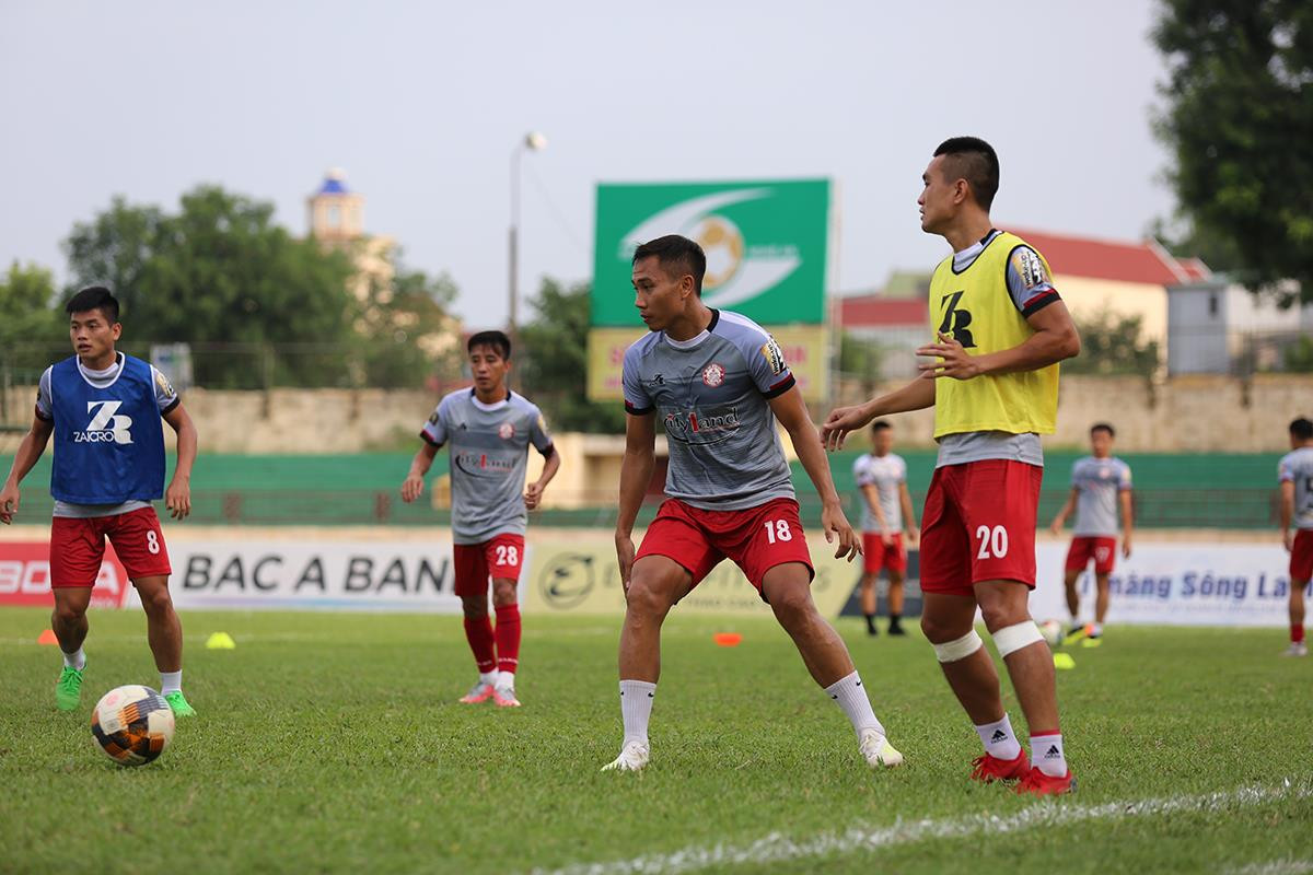 Trong đội hình CLB TP HCM có 3 cầu thủ trưởng thành từ SLNA là Ngô Hoàng Thịnh, Vũ Quang Nam và Quế Ngọc Mạnh, tuy nhiên chỉ có Quang Nam đá chính. Ảnh: Đức Anh