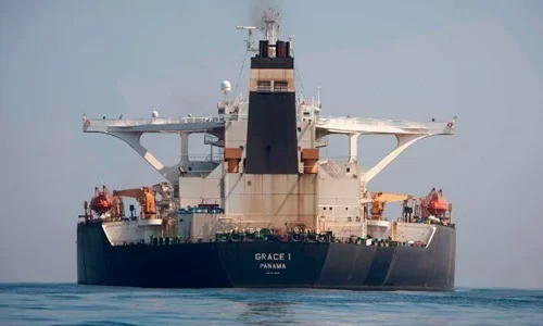 Siêu tàu chở dầu Grace 1, tên mới laÀdrian Daryatại vùng biển của Gibraltar hôm 15/8. Ảnh: AP.