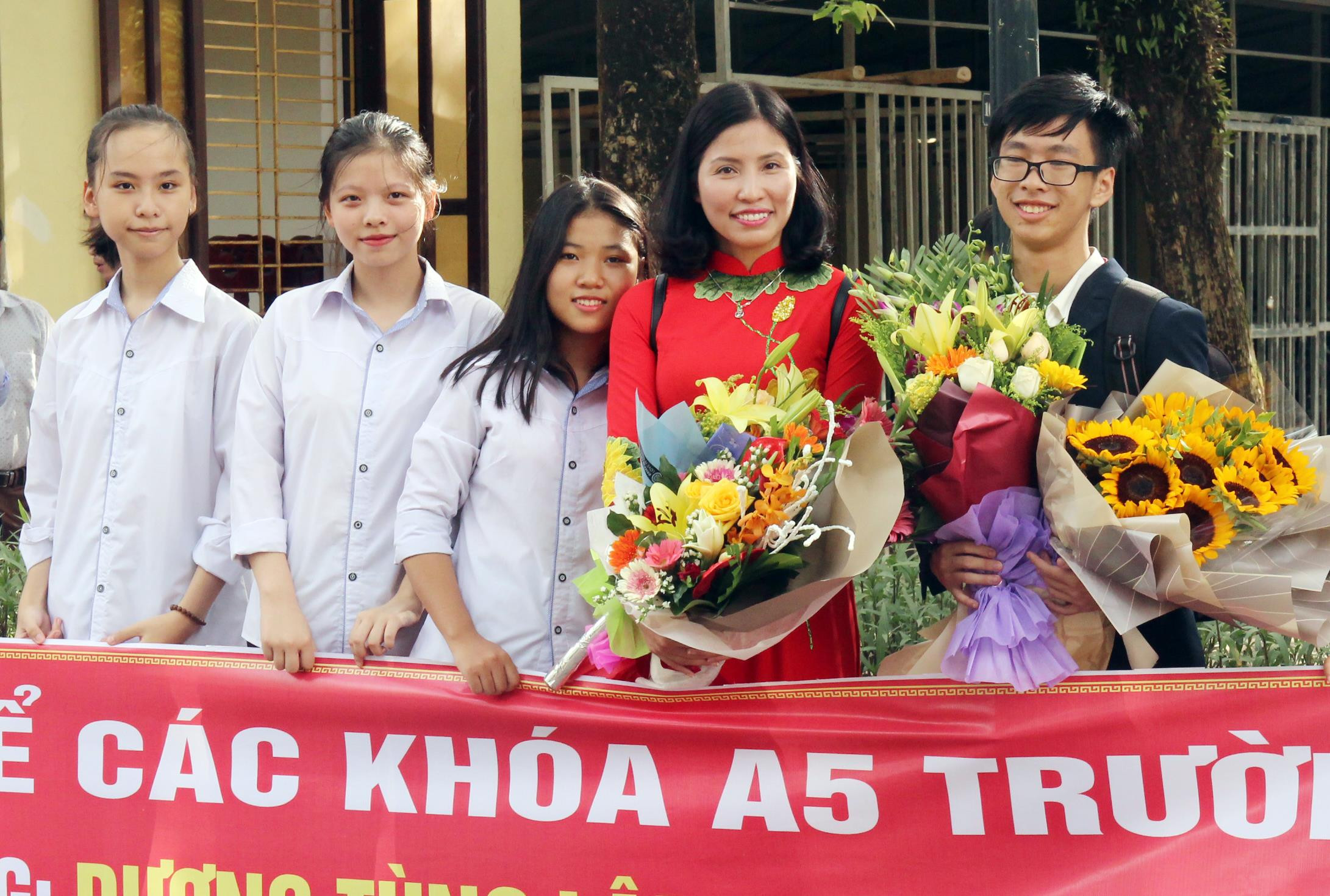 Học sinh Dương Tùng Lâm sẽ nhận cú đúp phần thưởng nhờ đạt giải Nhất học sinh giỏi quốc gia và Huy chương Đồng Olympic Sinh học Quốc tế. Ảnh: MH