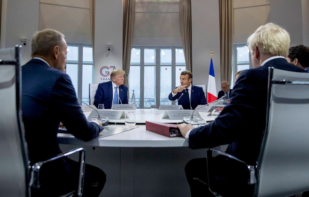 Tổng thống Mỹ Donald Trump trao đổi với Tổng thống Pháp Emmanuel Macron. Ảnh: AP