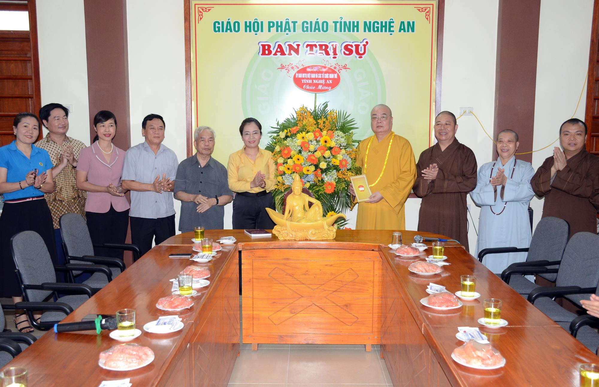 Đoàn đại biểu UBMTQ Việt Nam tỉnh Nghệ An và các tổ chức thành viên. Ảnh Thành Chung