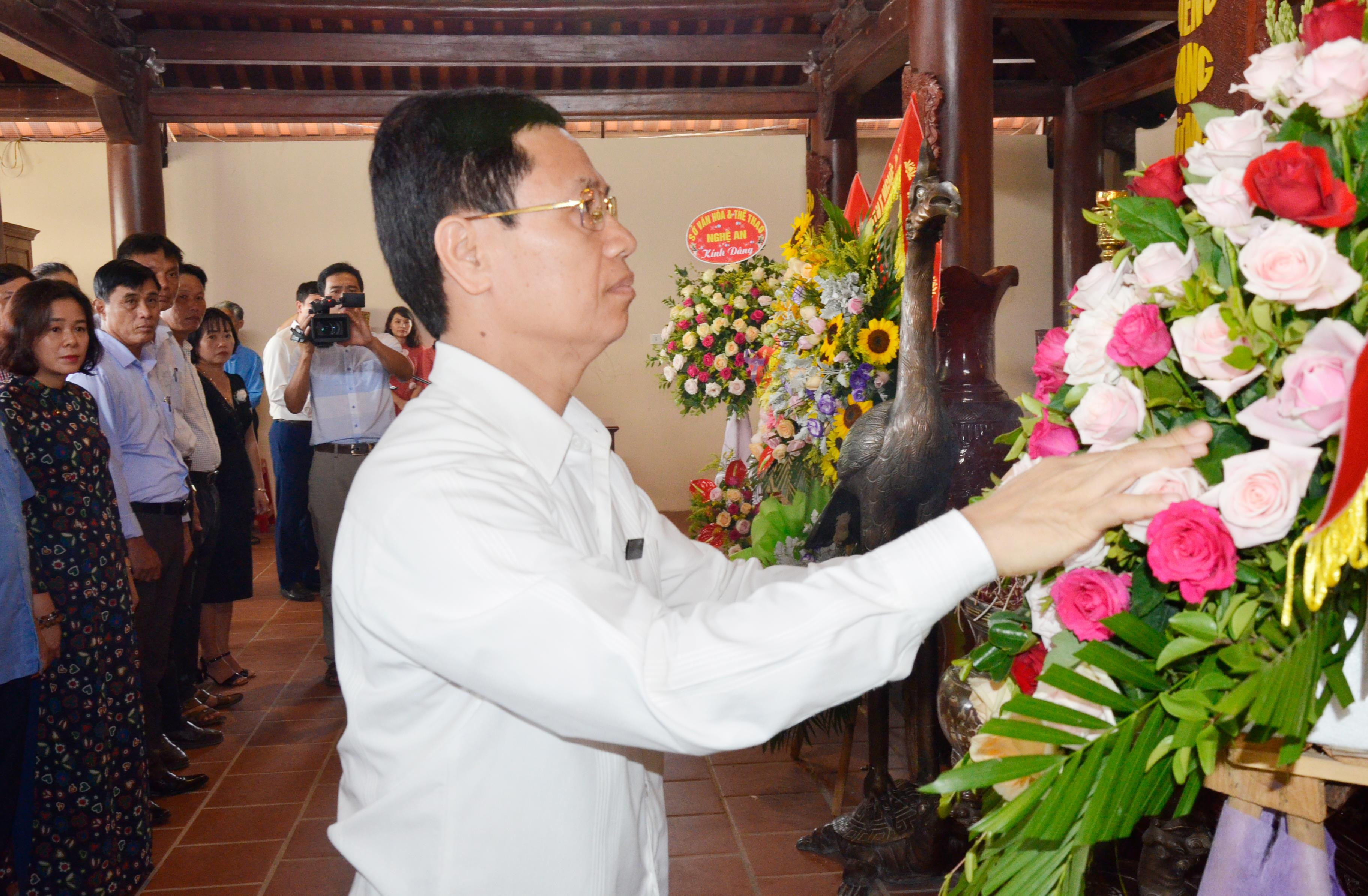 Đồng chí Nguyễn Xuân Sơn dâng hoa tưởng niệm Cố Tổng Bí thư Lê Hồng Phong. Ảnh Thanh Lê