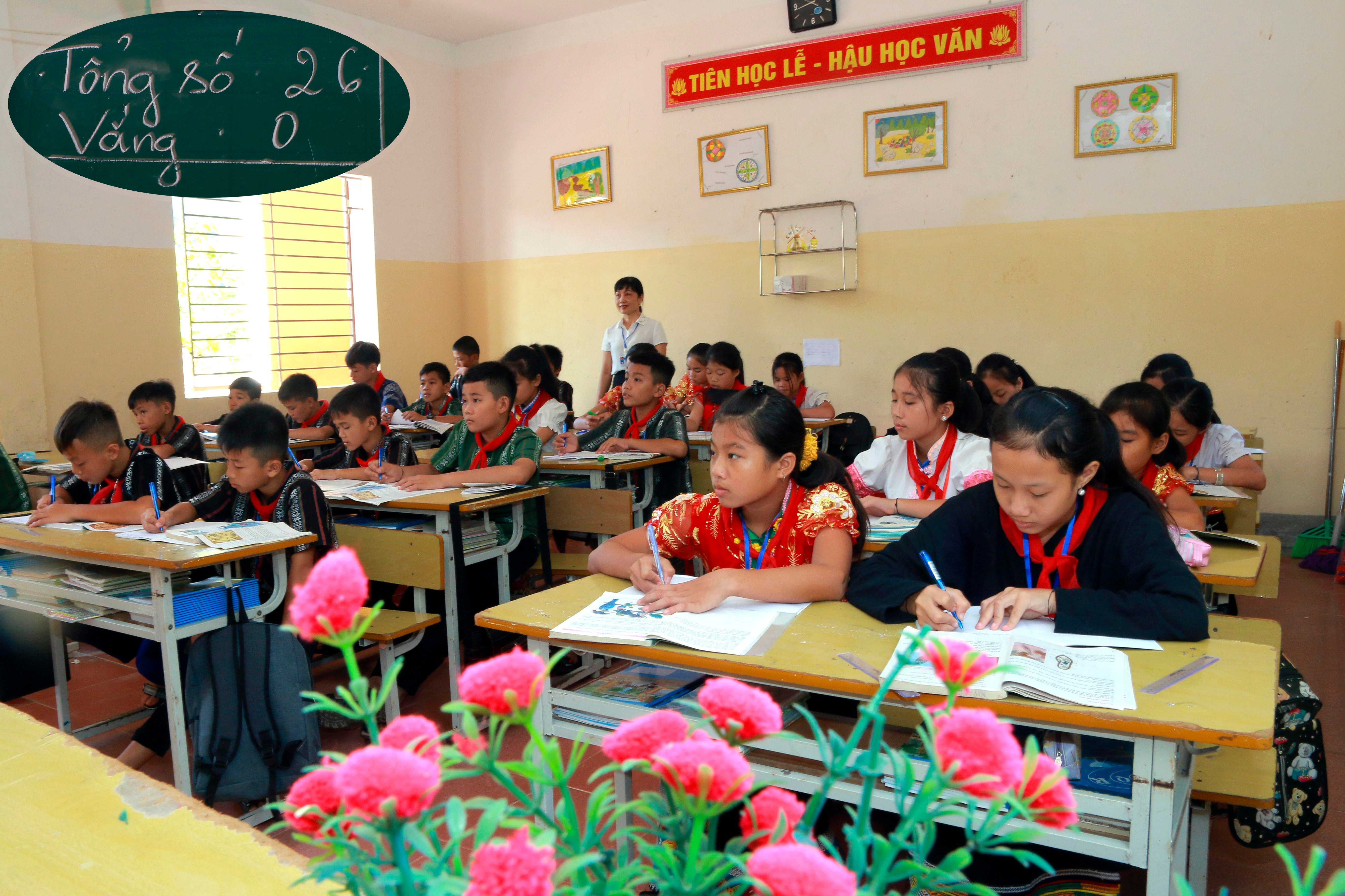 Trường PTDTNT THCS Tương Dương có 313 em học sinh là con em của đồng bào dân tộc: Ơ đu, Khớ mú, Mông, Thái, Tày poọng, Thổ theo học. Theo ghi nhận buổi học chính thức đầu tiên toàn trường không vắng học sinh nào.