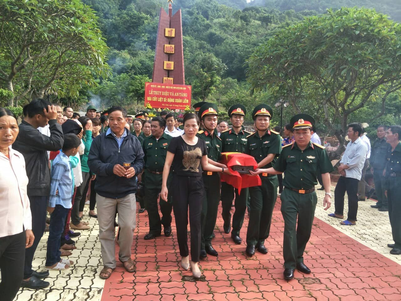 Các ban, ngành, thân nhân và người dân huyện Mộc Châu tỉnh Sơn La dự lễ an táng liệt sỹĐặng Xuân Liềm về với đất mẹ