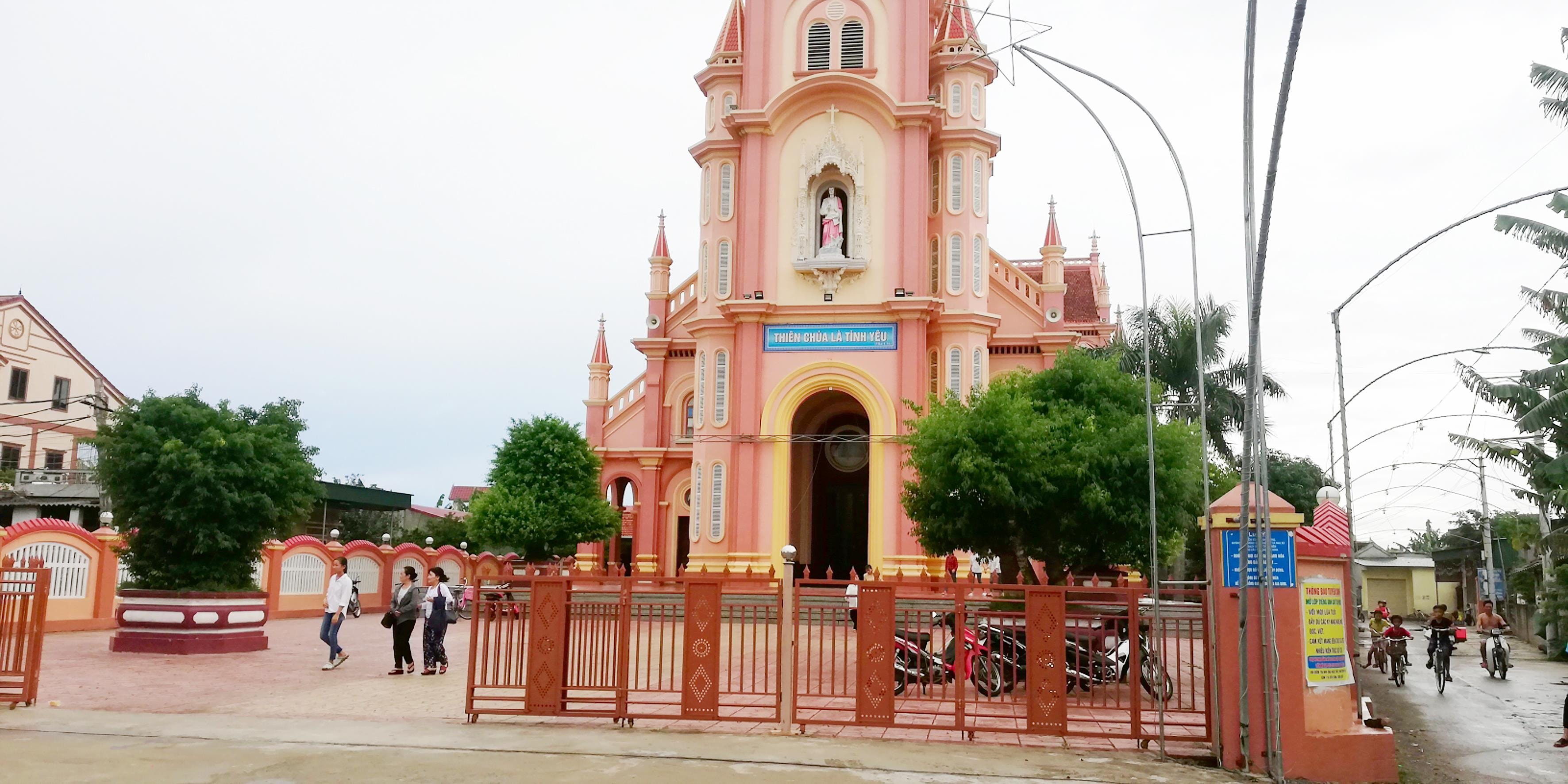 Nhà thờ giáo xứ Trung Song được xây dựng khang trang. Ảnh: Mai Giang