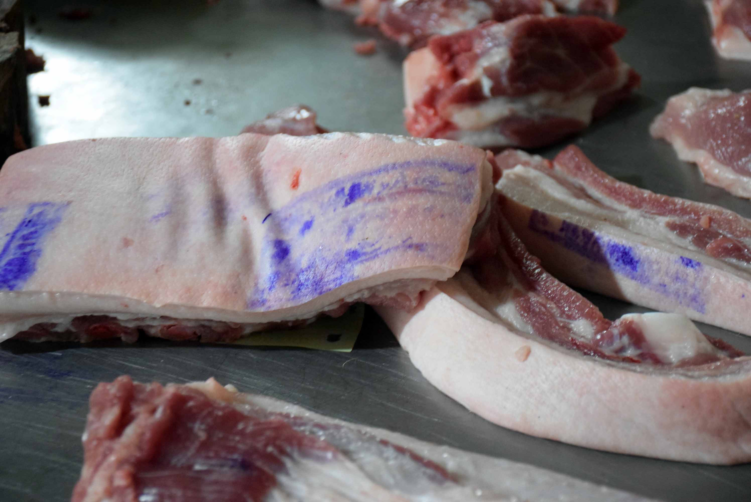 Người tiêu cùng nên chọn sản phẩm thịt lợn có đóng dấu kiểm dịch của cơ quan thú y để mua. Ảnh: Xuân Hoàng