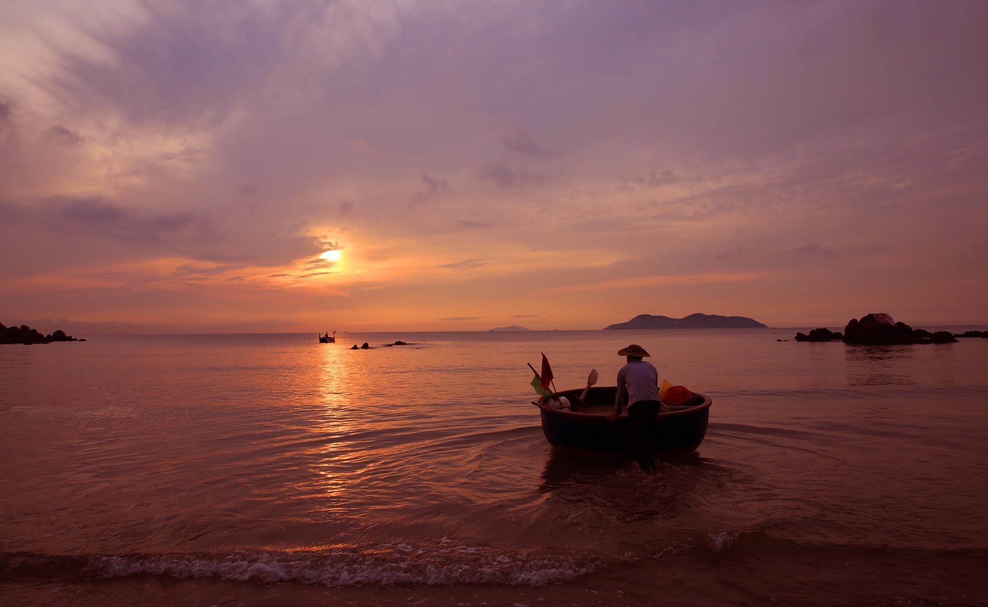 Hầu hết, mỗi một thúng được gắn máy và chỉ một người đi. Mỗi ngày, trên biển Cửa Lò có hàng trăm chiếc nốc thúng xuôi ngược đi đánh bắt mực, cua, ghẹ... Trong thời gian gần đây, những chiếc nốc thúng còn được người dân Cửa Lò dùng để chở du khách. Đây là trải nghiệm du lịch mới và rất hấp dẫn ở Cửa Lò. Ảnh: Hồ Phương