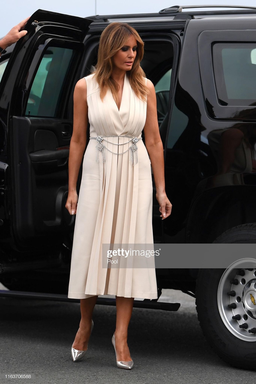 Loat vay ao hang hieu cua De nhat phu nhan My Melania Trump tai G7 hinh anh 2 