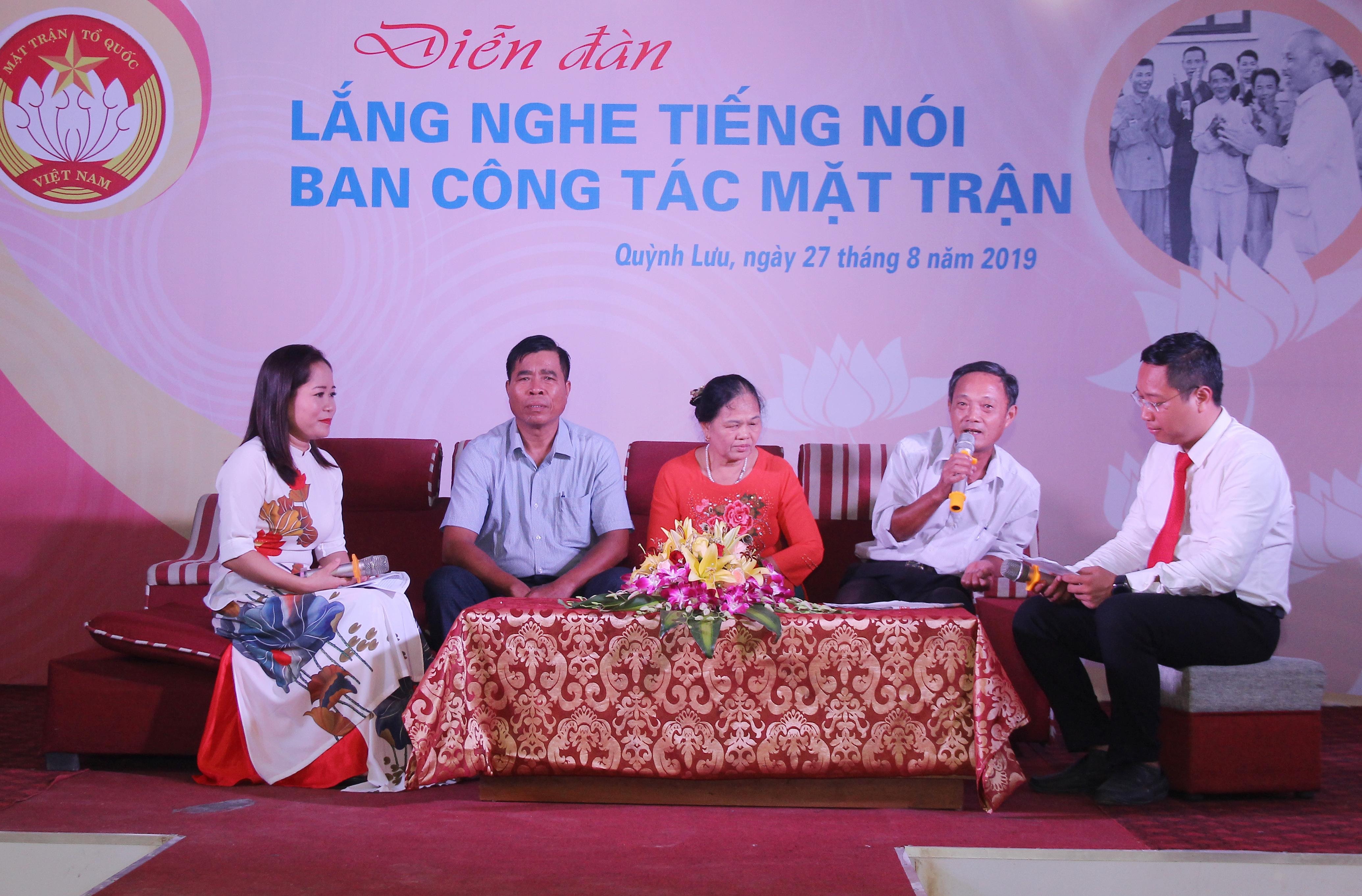 Các Trưởng ban công tác mặt trận ở khu dân cư chia sẻ kinh nghiệm trong hoạt động. Ảnh: Mai Hoa