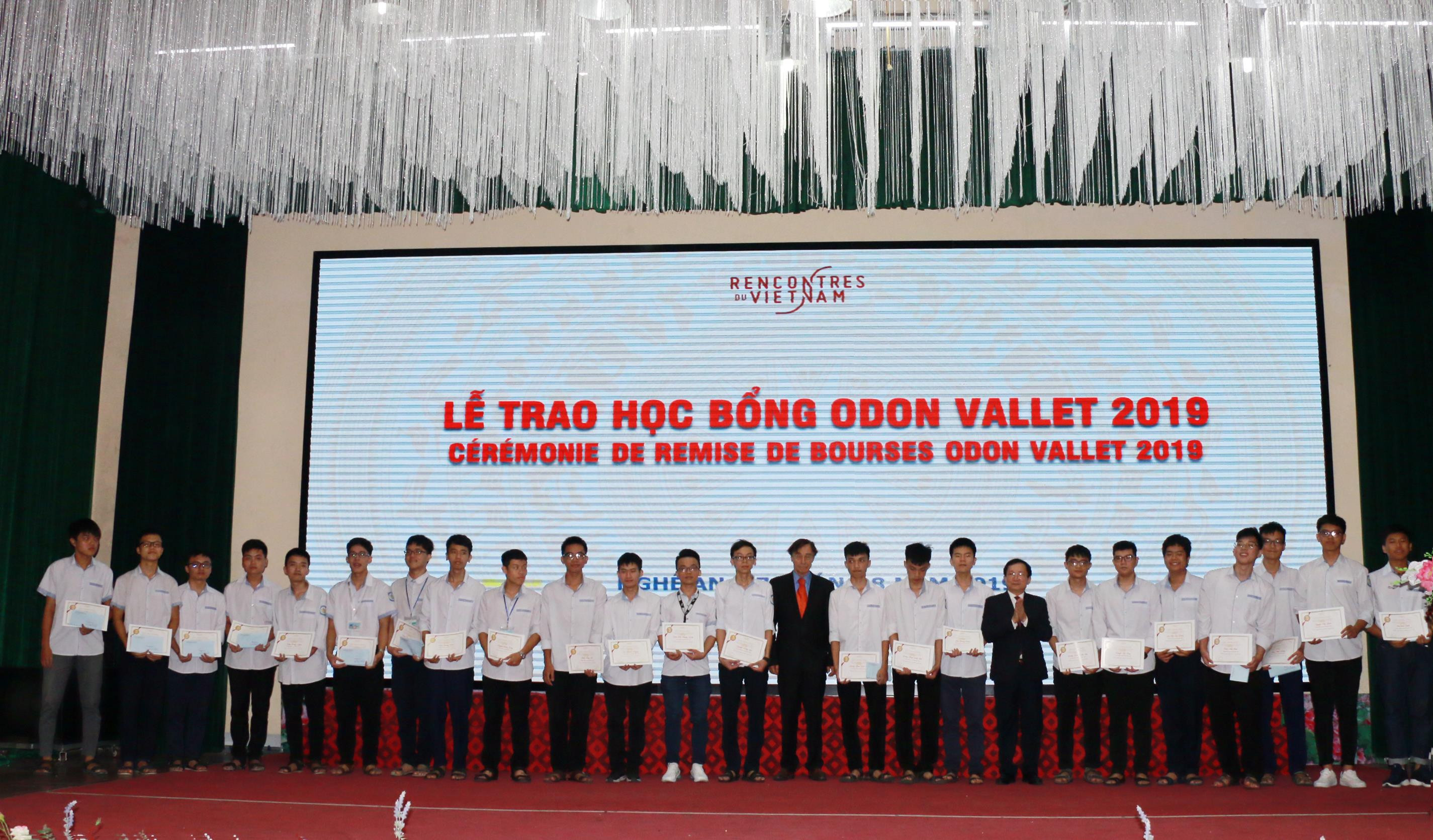 Phó Chủ tịch UBND tỉnh Đinh Viết Hồng và G.S Ô đôn Vallet trao học bổng cho các học sinh của Trường THPT chuyên Phan Bội Châu. Ảnh: Mỹ Hà