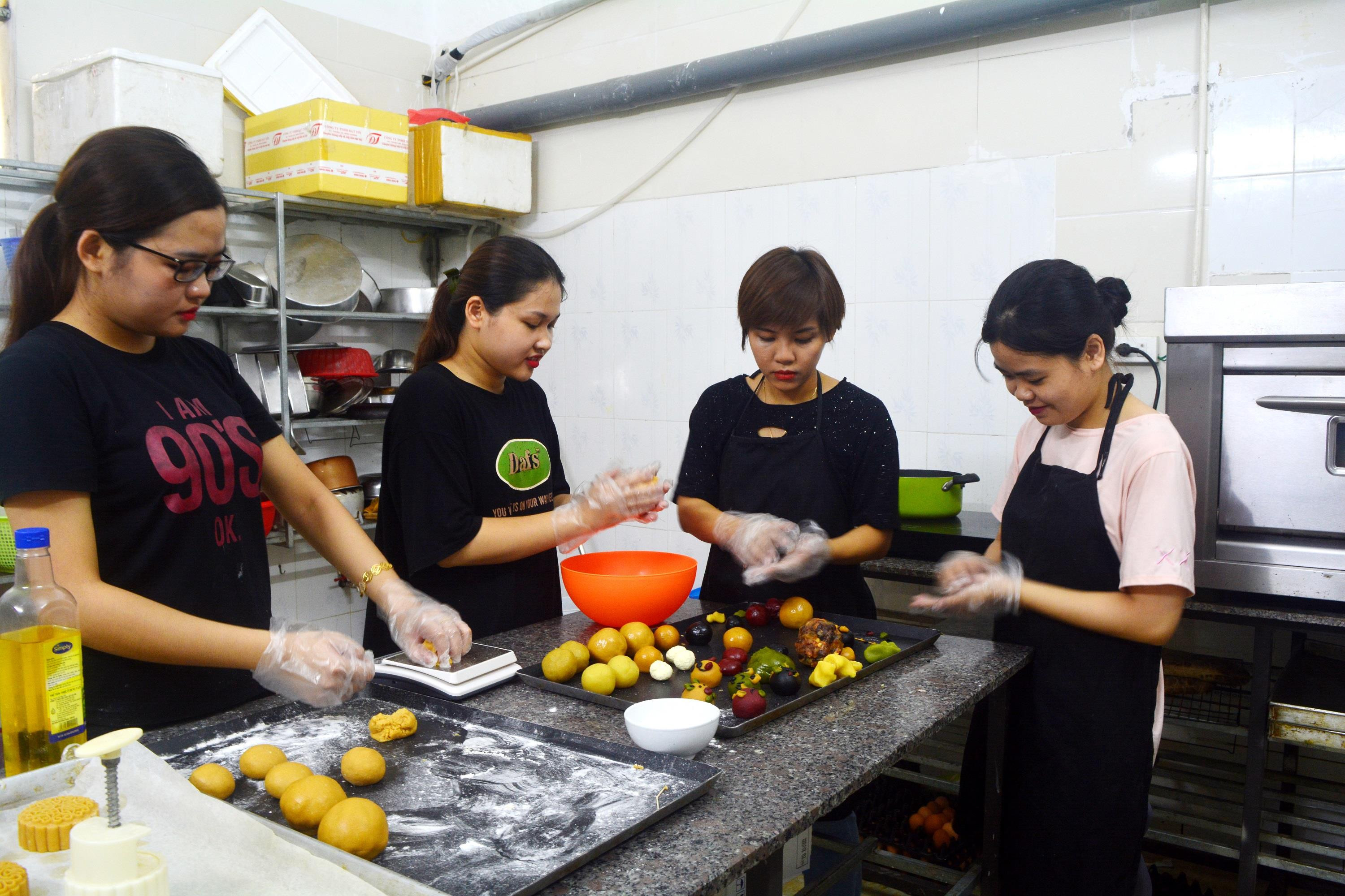 Có những cơ sở bánh Trung thu tự làm có đơn đặt hàng lên đến hàng ngàn chiếc/mùa Trung thu. Ảnh: Thanh Phúc