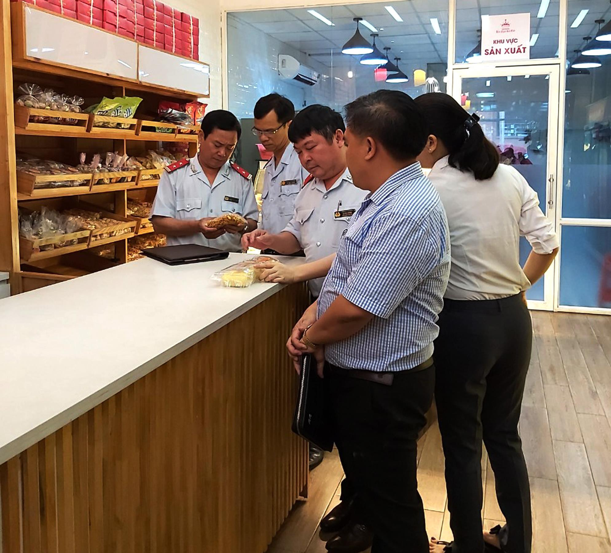 Đoàn kiểm tra liên ngành của tỉnh kiểm tra cơ sở sản xuất bánh trên địa bàn thành phố Vinh. Ảnh: Thanh Phúc