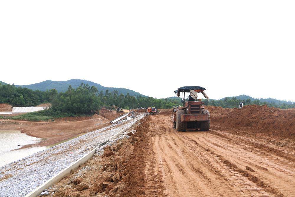 Hiện trường thi công công trình đập Khe Sân tại xã Quỳnh Thắng có công suất chứa 1,2 triệu m3 nước. Ảnh: Nguyễn Hải