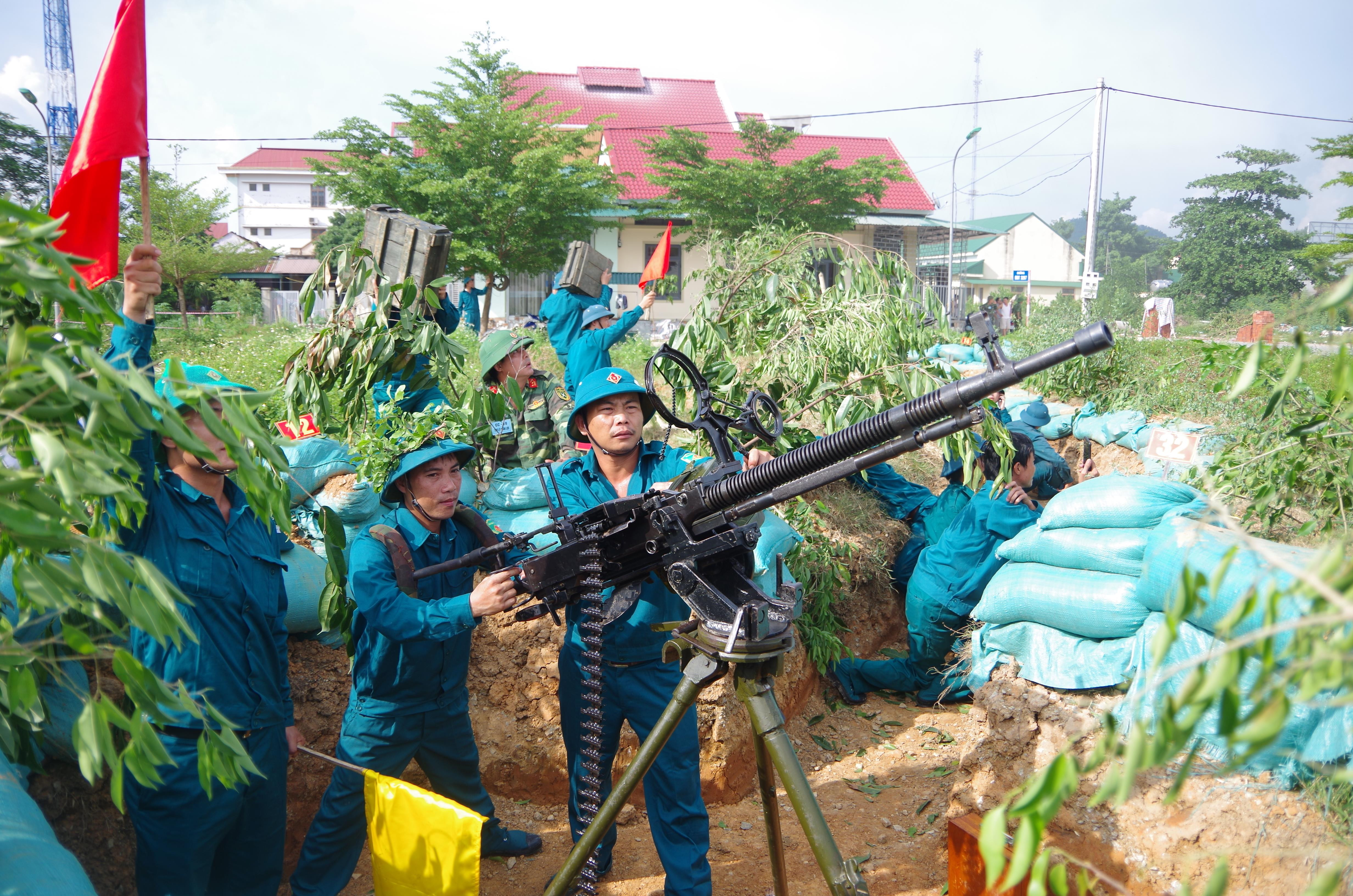 Trung đội súng máy phòng không 12,7mm thực hành đánh địch đổ bộ đường không.