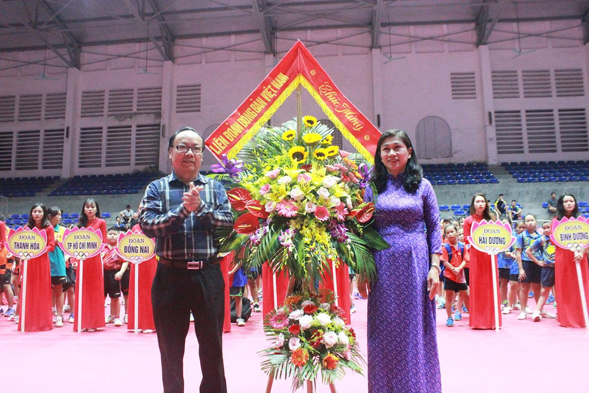 Ông Trần Gia Thái - Chủ tịch Liên đoàn bóng bàn Việt Nam tặng hoa cho địa phương đăng cai. Ảnh: Trung Kiên