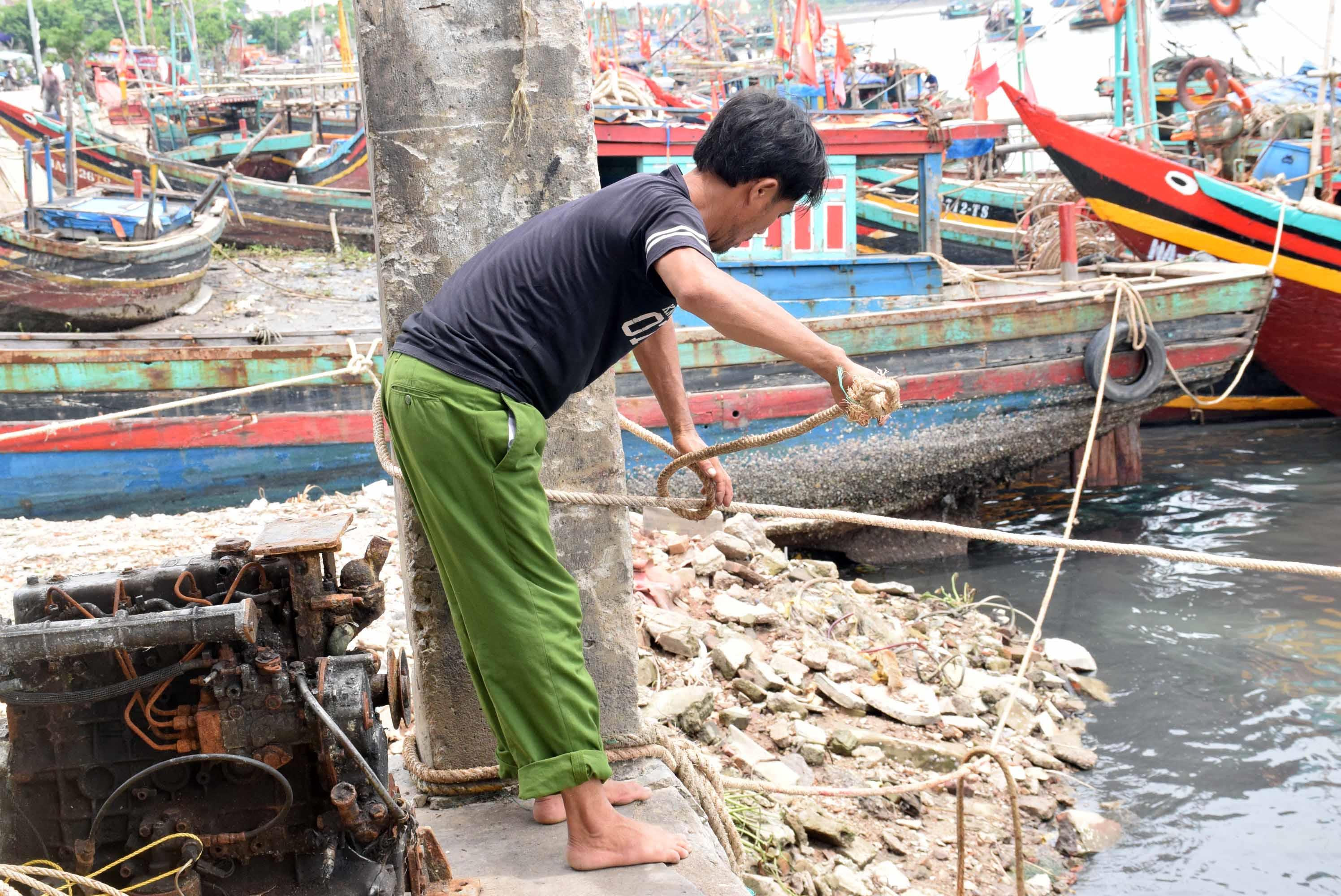 Để tránh thiệt hại do cơn bão số 4 gây ra, từ chiều 28/8 huyện Diễn Châu cấm biển đối với tất cả tàu thuyền. Ảnh: Xuân Hoàng