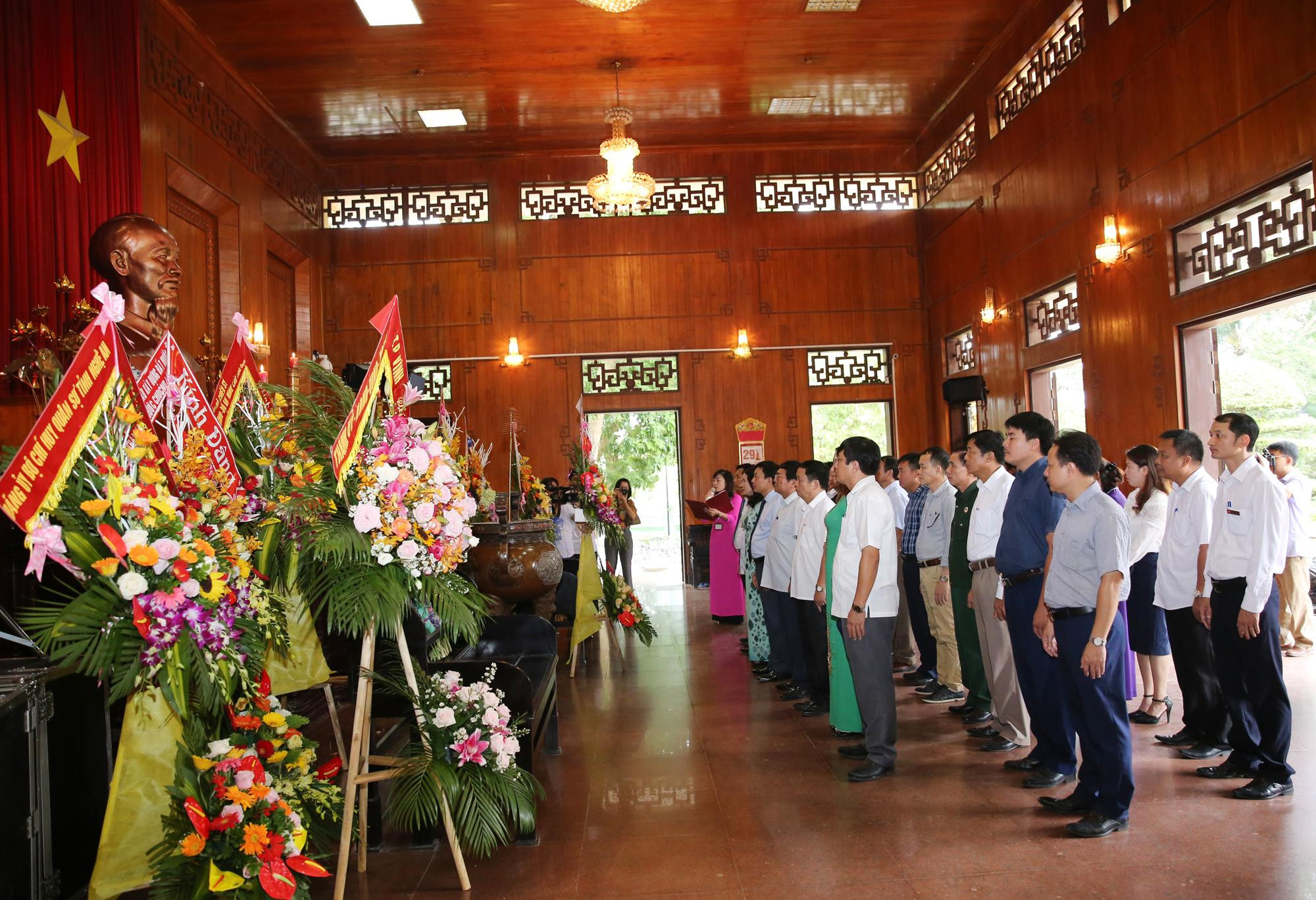 Ban Tổ chức Triển lãm dâng hoa, dâng hương tai Nhà tưởng niệm Chủ tịch Hồ Chí Minh. Ảnh: Đức Anh