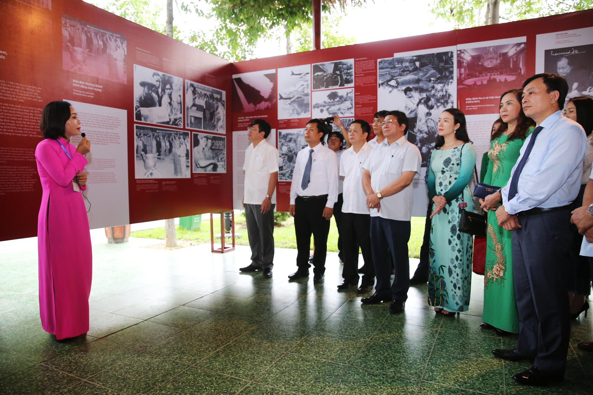 Cán bộ Khu Di tích lịch sử quốc gia đặc biệt Kim Liên giới thiệu về các hình ảnh được trưng bày tại Triển lãm. Ảnh: Đức Anh