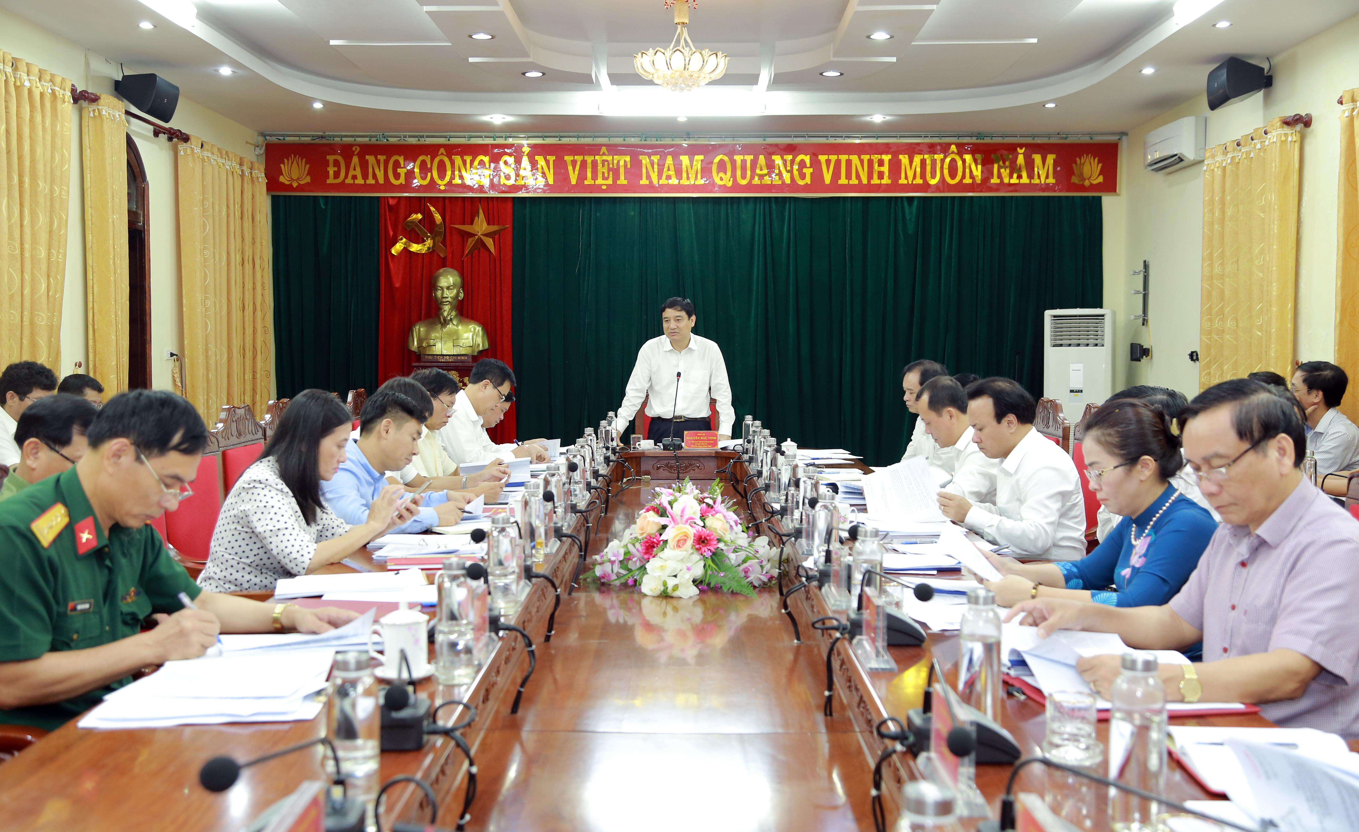 Dự phiên họp có các đồng chí: Thái Thanh Quý - Ủy viên dự khuyết Trung ương Đảng, Phó Bí thư Tỉnh ủy, Chủ tịch UBND tỉnh