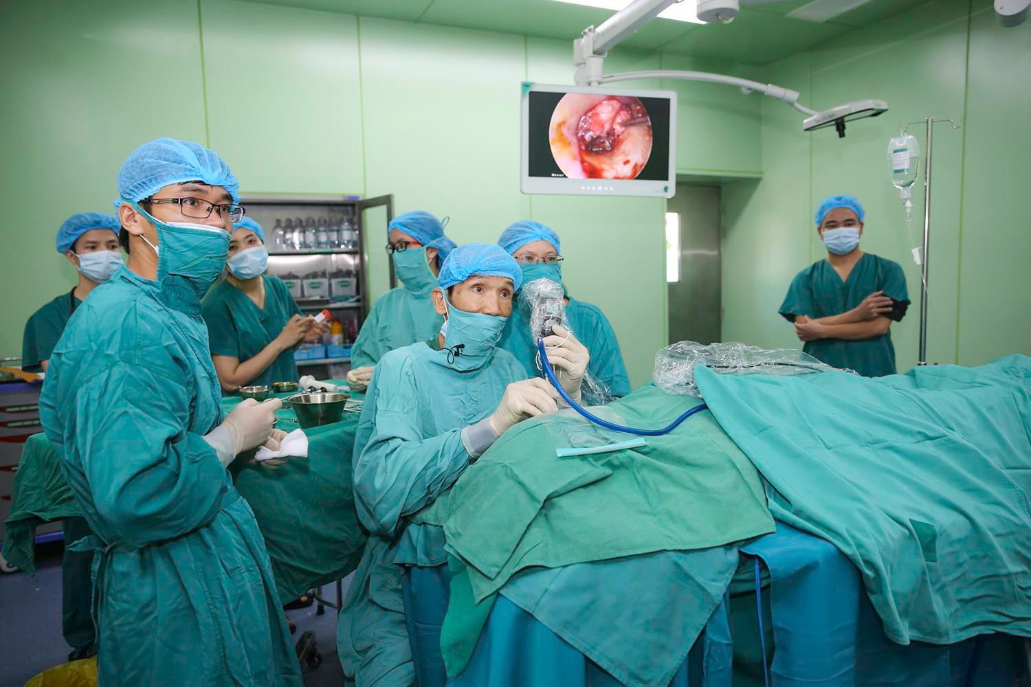 PGS. TS Nguyễn Tân Phong trực tiếp phẫu thuật nội soi chức năng tai cho bệnh nhân và hướng dẫn, chuyển giao kỹ thuật mới này cho các y, bác sĩ Bệnh viện ĐKTP Vinh.ảnh Đức Anh