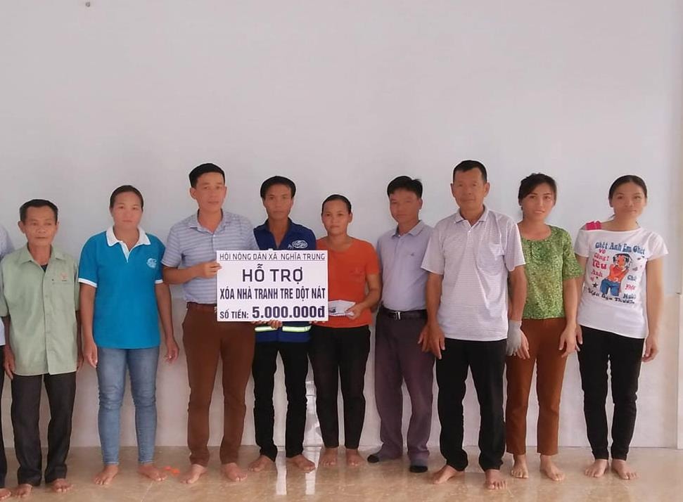 Trao tiền hộ trợ làm nhà cho gia đình anh Hà văn Phong xóm 13 xã Nghĩa Trung. Ảnh: Minh Thái