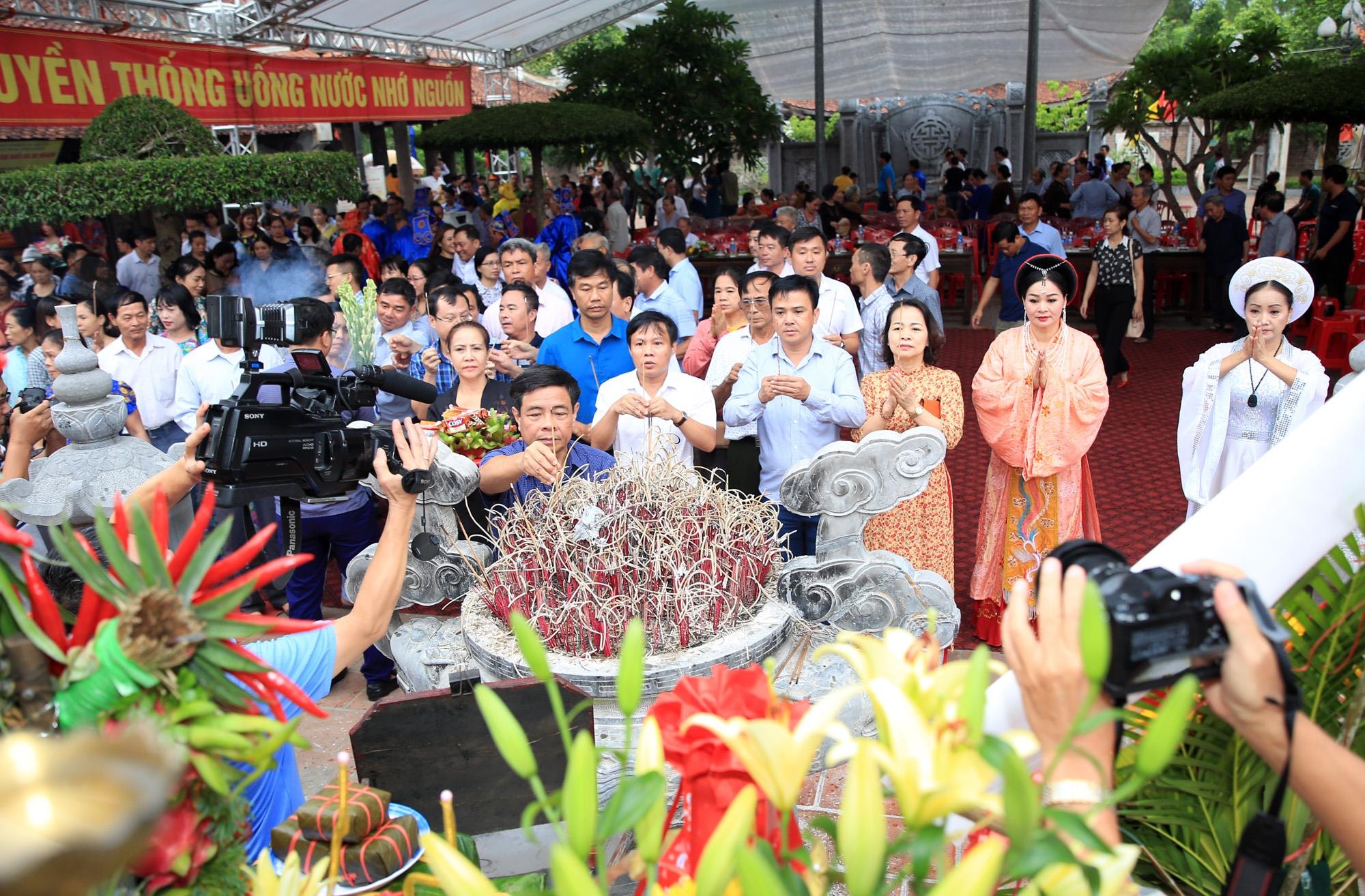 Người anh hùng dân tộc Quang Trung – Nguyễn Huệ văn võ song toàn. Nói đến Quang Trung – Nguyễn Huệ là nói đến một thiên tài quân sự, thần tốc bách chiến bách thắng với những chiến công vang dội ở Quy Nhơn, Phú Xuân, đánh đổ chúa Nguyễn ở Đàng Trong, Chúa Trịnh ở Đàng ngoài, tiêu diệt 5 vạn tên xâm lược tại Rạch Gầm - Xoài Mút (Mỹ Tho), mà đỉnh cao là chiến thắng Ngọc Hồi – Đống Đa lịch sử, đánh tan 29 vạn quân Thanh giải phóng thành Thăng Long.