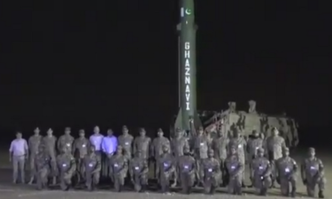 Các binh sĩ Pakistan chụp ảnh cùng tên lửa Ghaznavi /// Ảnh chụp màn hình Dawn