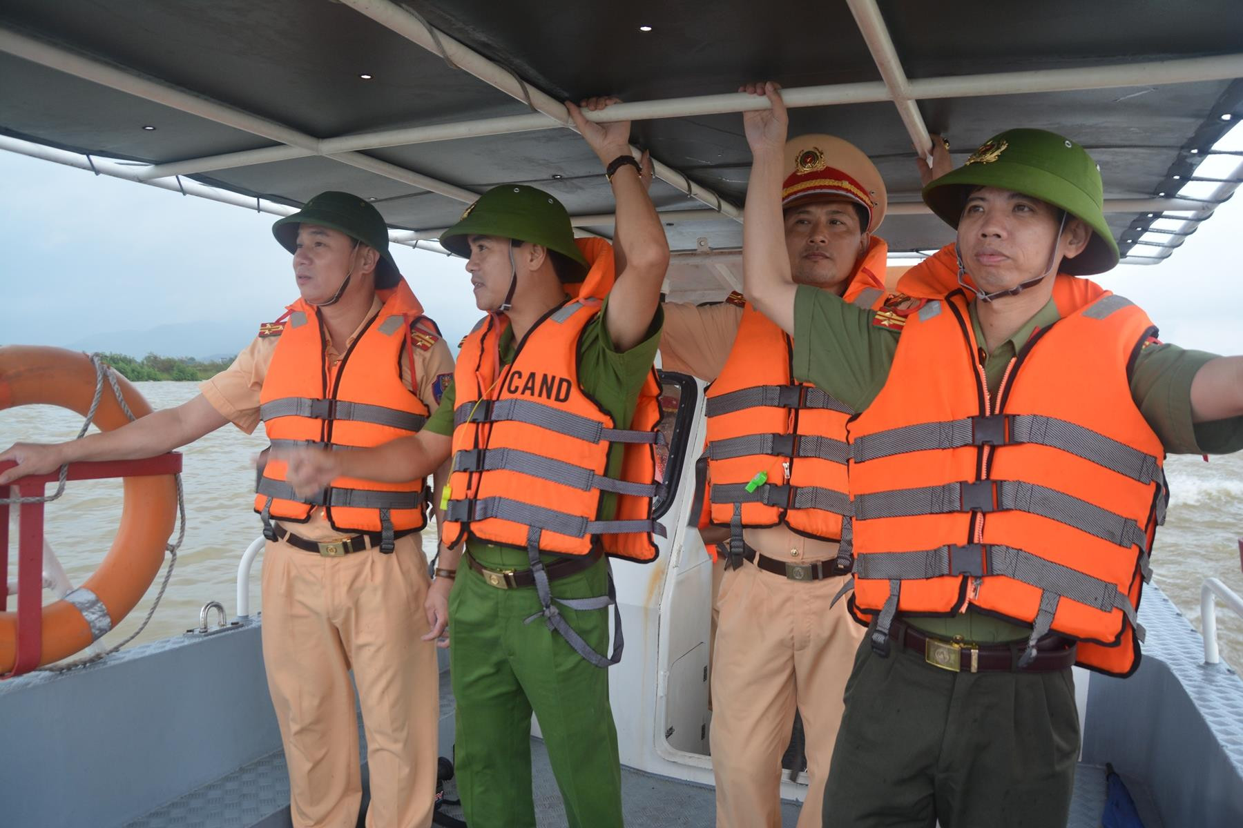 Đại tá Nguyễn Đức Hải - Phó Giám đốc Công an tỉnh kiểm tra công tác phòng chống bão tại nơi neo đậu tàu thuyền của ngư dân tại phường Bến Thủy, Tp.Vinh.