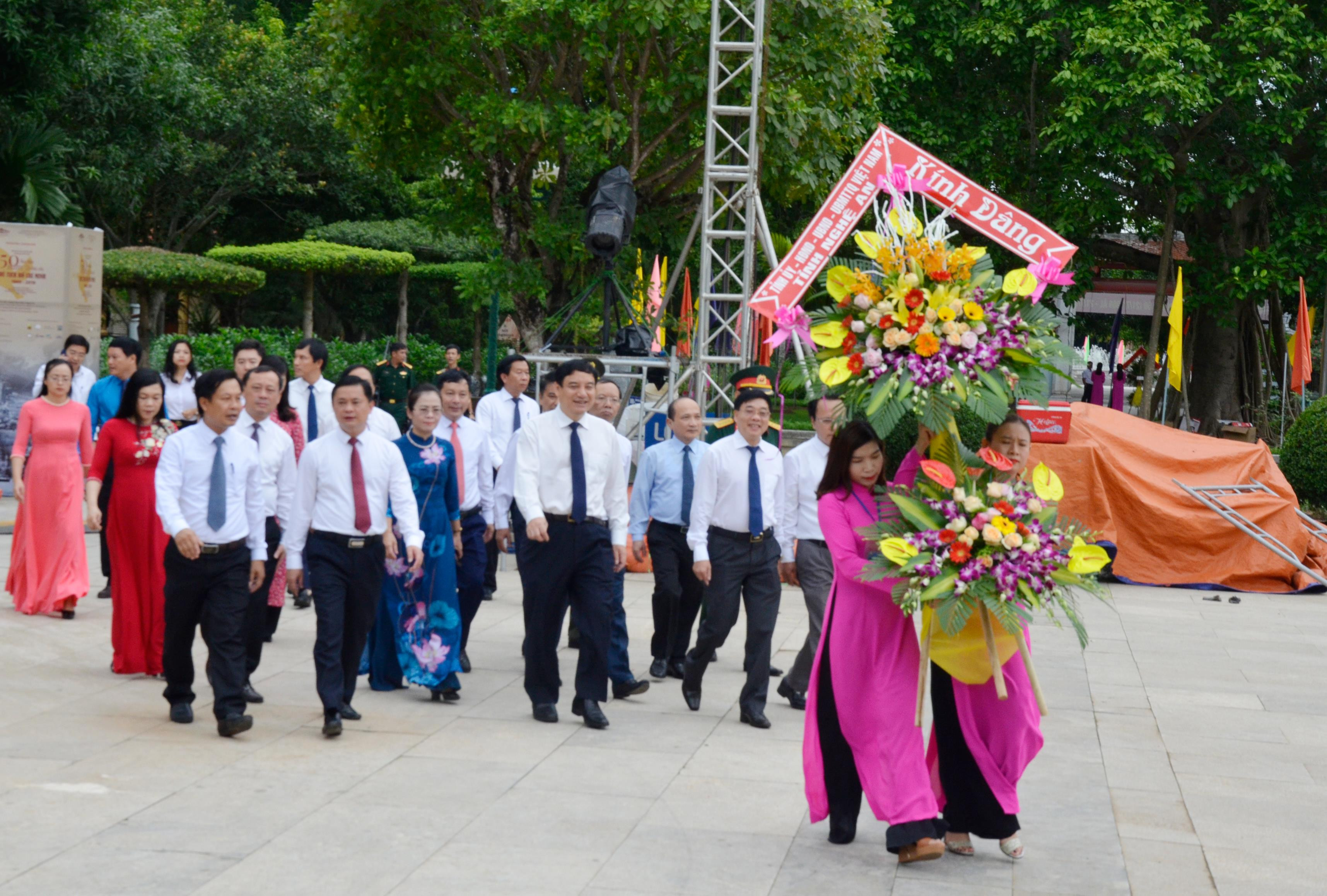 Các đồng chí lãnh đạo tỉnh dâng hoa tưởng niệm Chủ tịch Hồ Chí Minh tại Khu Di tích Quốc gia đặc biệt Kim Liên (Nam Đàn). Ảnh: Thanh Lê
