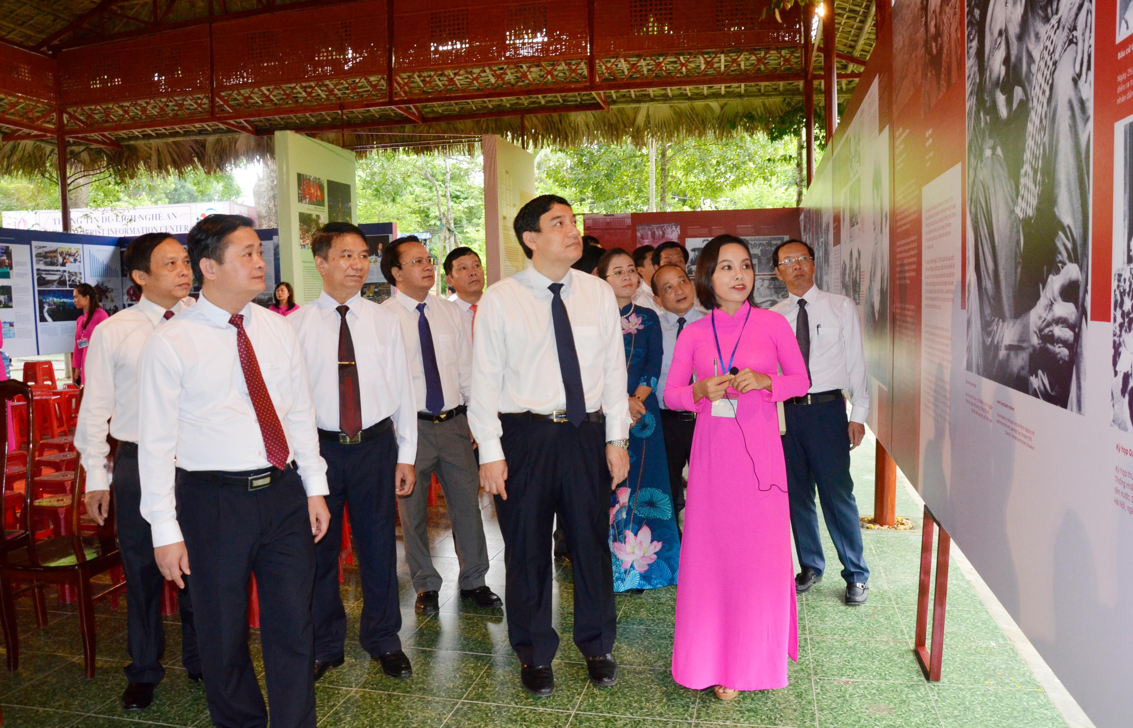 Các đồng chí lãnh đạo tỉnh thăm quan triển lãm tranh 50 năm thực hiện Di chúc của Chủ tịch Hồ Chí Minh. Ảnh: Thanh Lê
