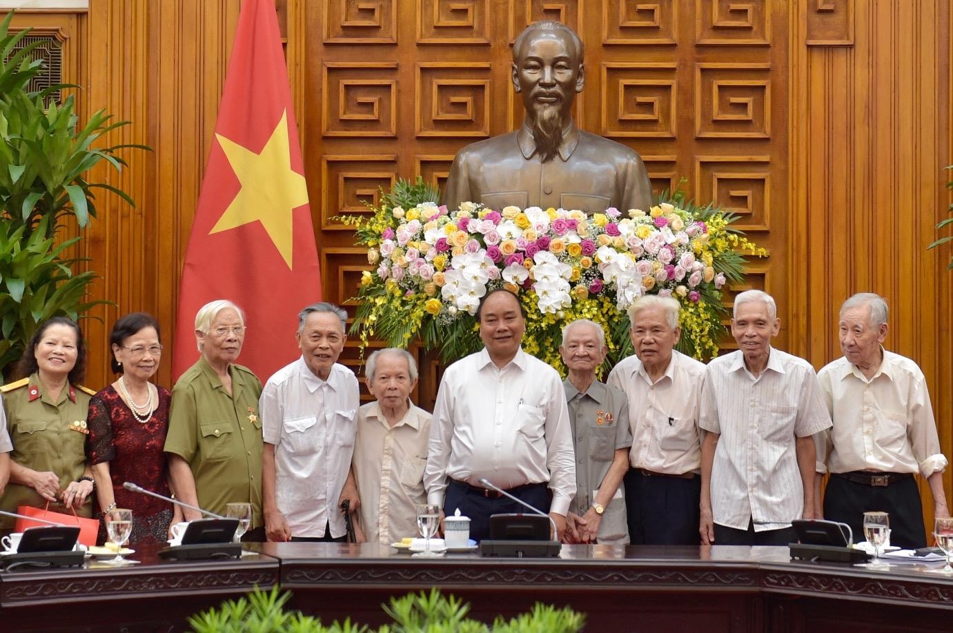 Thủ tướng Nguyễn Xuân Phúc và các đồng chí trực tiếp phục vụ, bảo vệ Bác Hồ. (Ông Trần Viết Hoàn đứng thứ hai bên phải) - Ảnh: VGP/Nhật Bắc