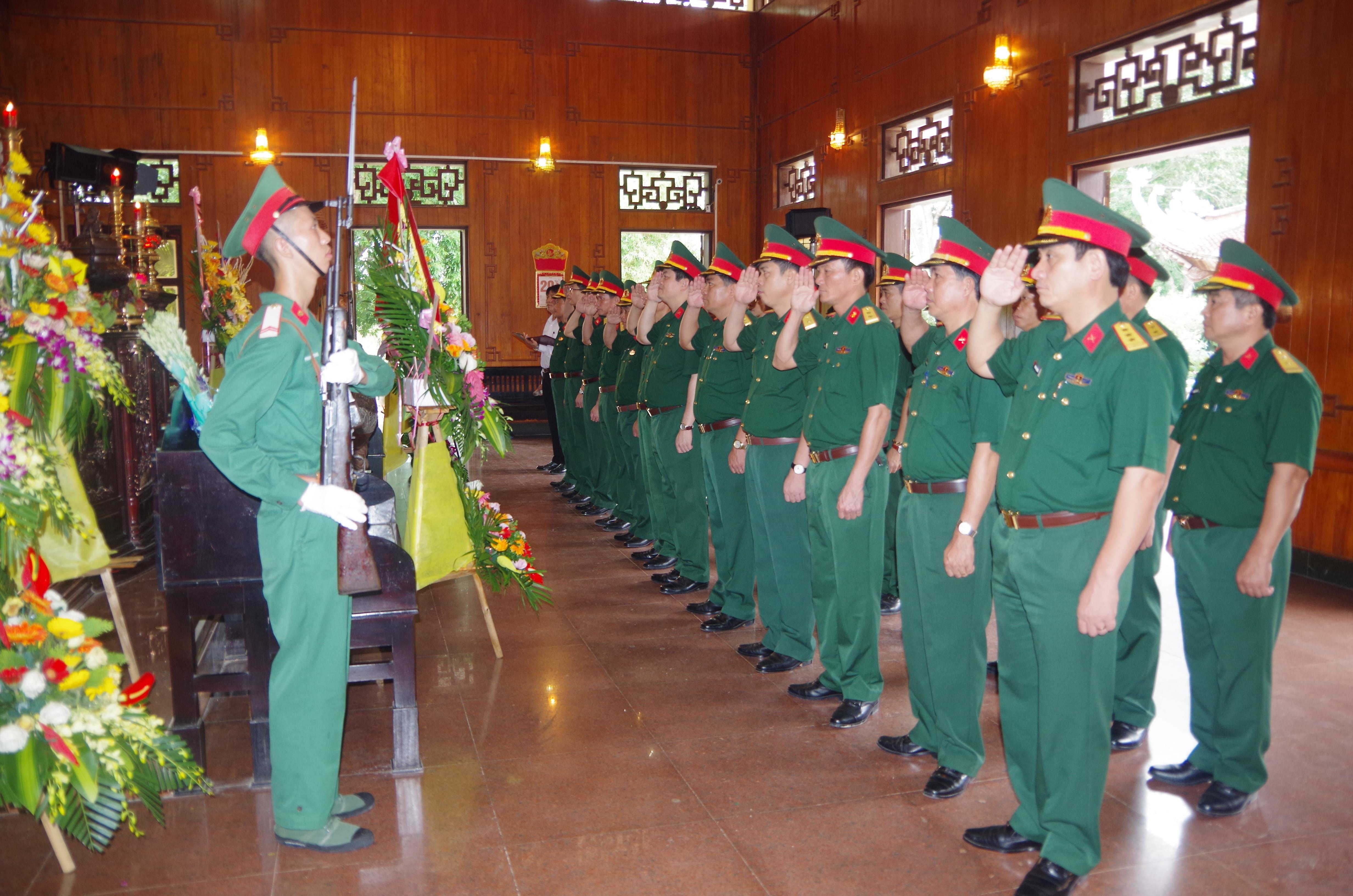 Đoàn đại biểu Bộ Chỉ huy quân sự tỉnh thành kính tưởng niệm Chủ tịch Hồ Chí Minh. Ảnh: Trọng Kiên – Châu Khang