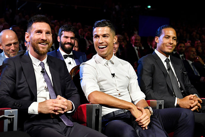 Ronaldo ngồi giữa trong Top 3 ứng viên cho giải thưởng UEFA. Ảnh: AFP.