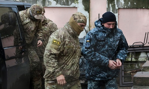 Thủy thủ Ukraine (phải) bị áp giải tới tòa án thành phố Simferopol, Crimea, Nga hồi tháng một. Ảnh: Reuters.
