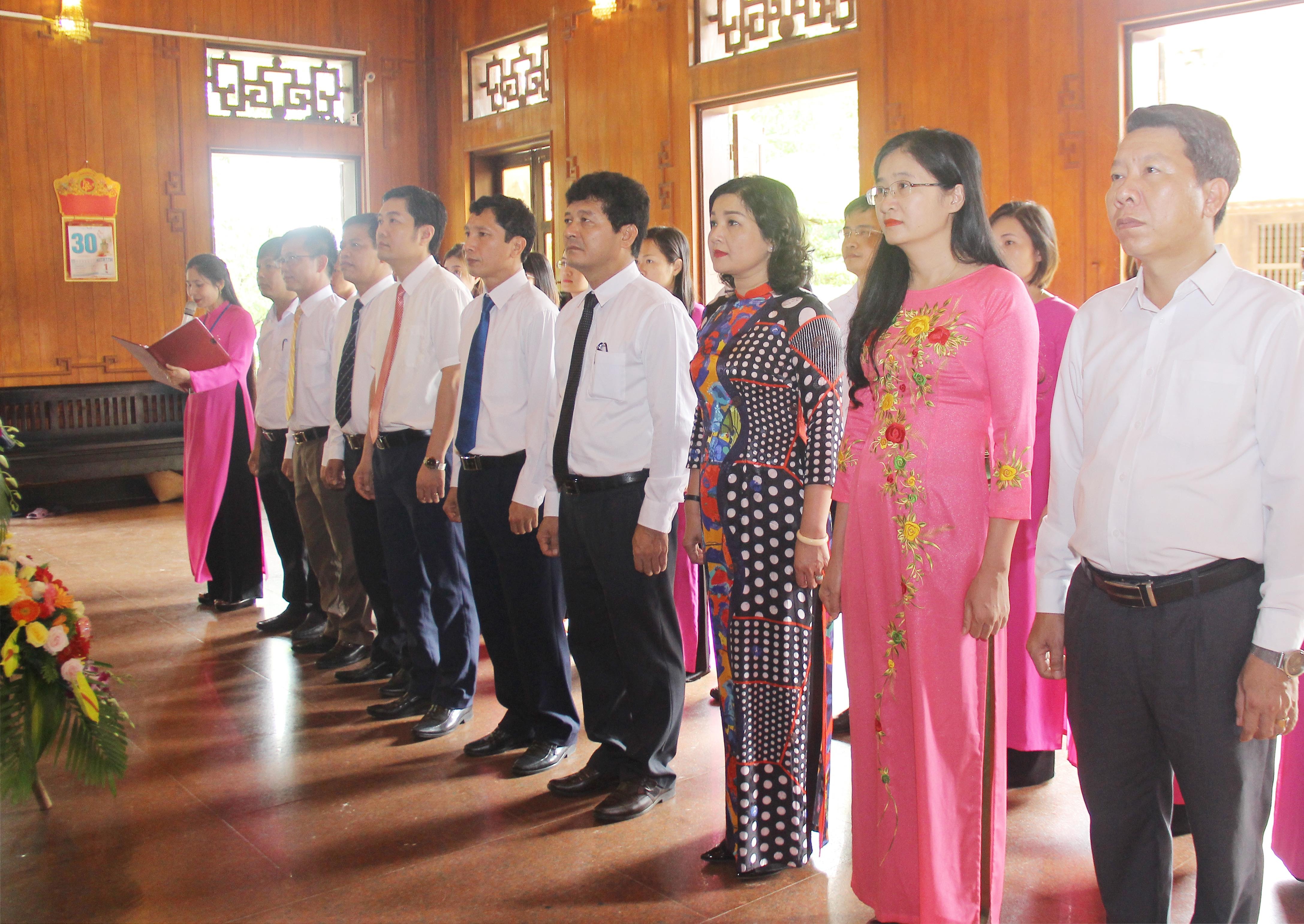 Ban tổ chức hội thảo làm lễ tưởng niệm Chủ tịch Hồ Chí Minh tại nhà tưởng niệm của Người ở khu di tích Kim Liên. Ảnh: Mai Hoa