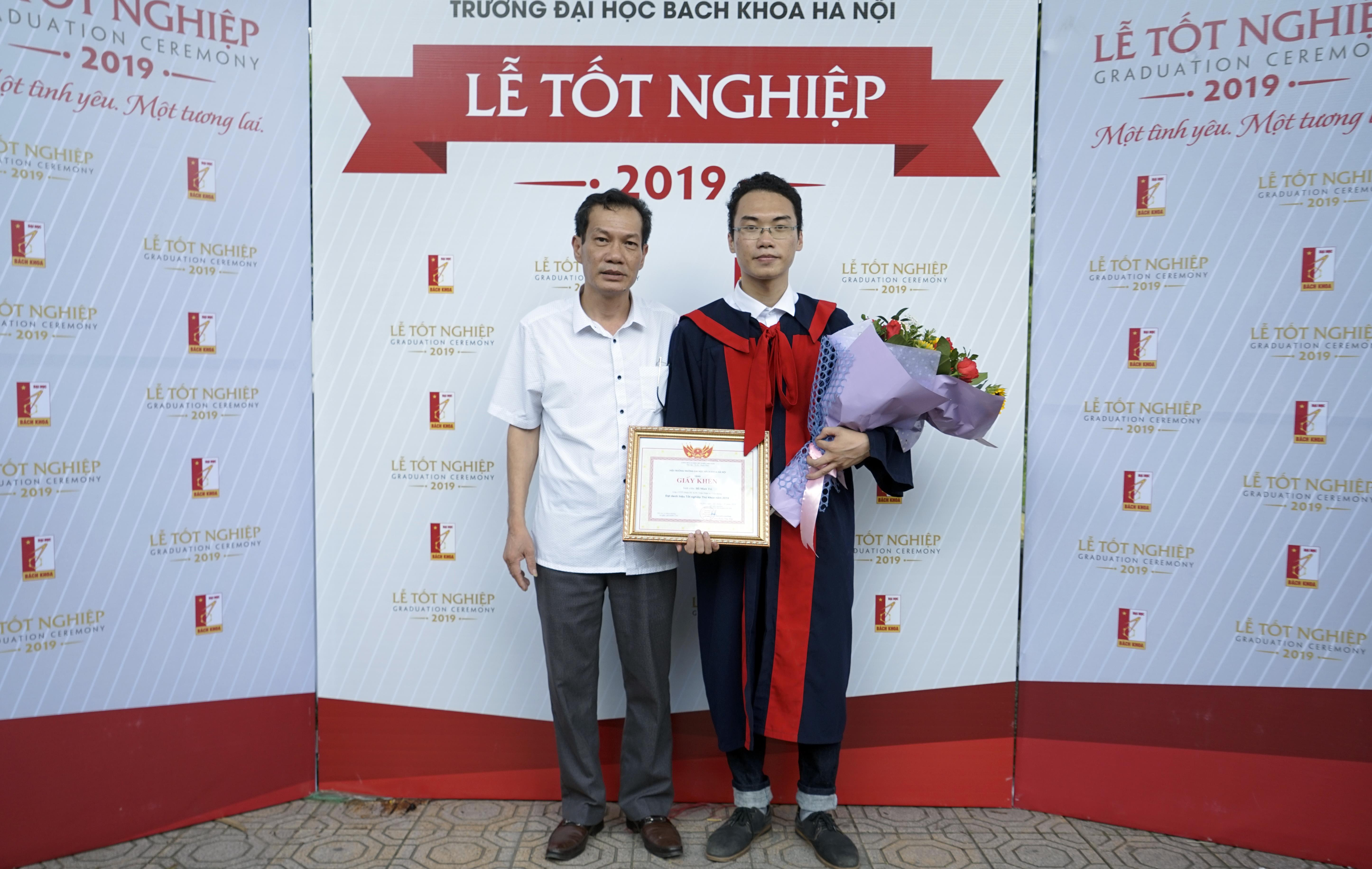 Hồ Lam Hà cùng bố tại lễ tốt nghiệp. Ảnh: NVCC