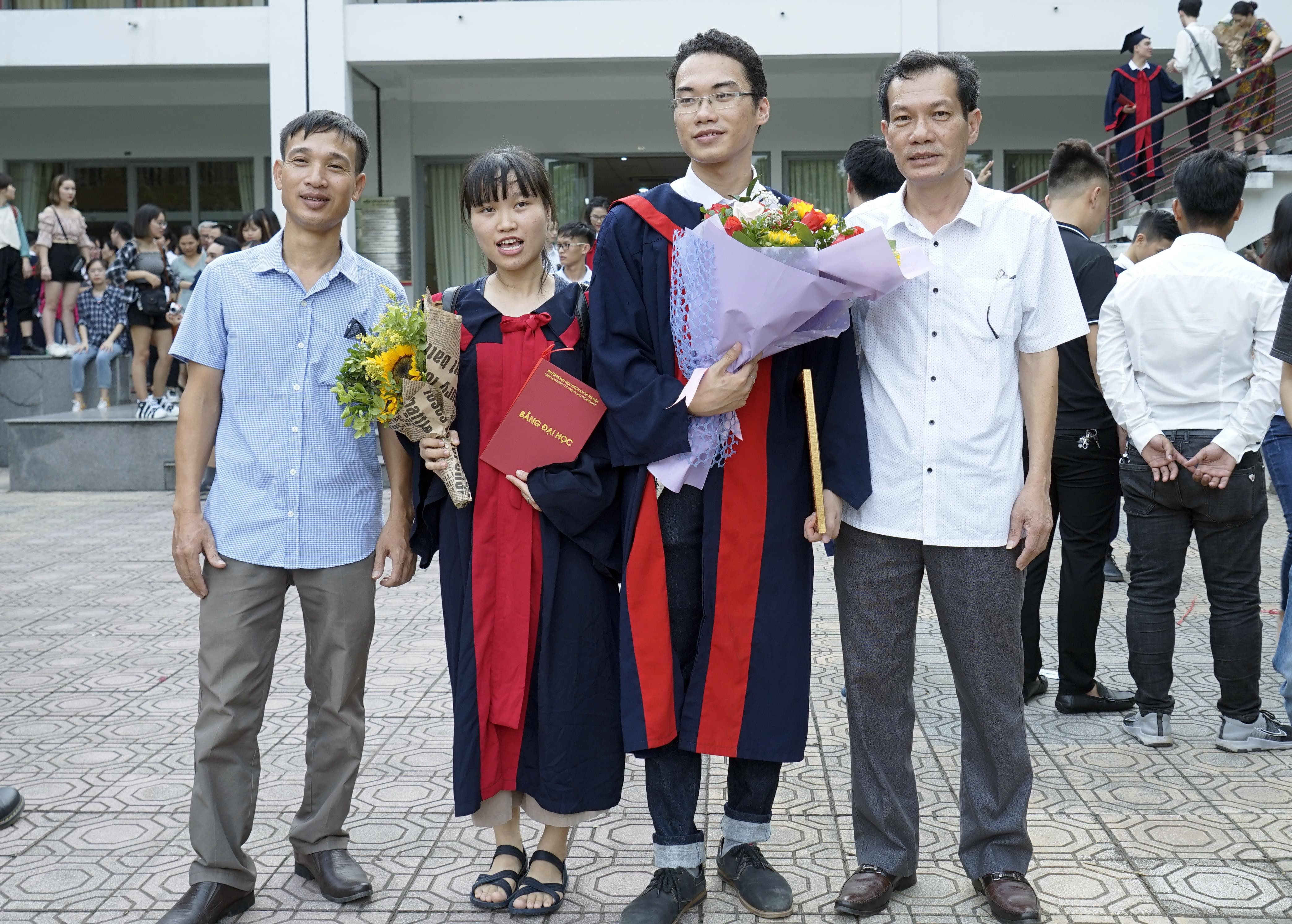 Với danh hiệu thủ khoa, Hồ Lam Hà cũng được nhận học bổng toàn phần để học thạc sỹ tại Hàn Quốc. Ảnh: NVCC