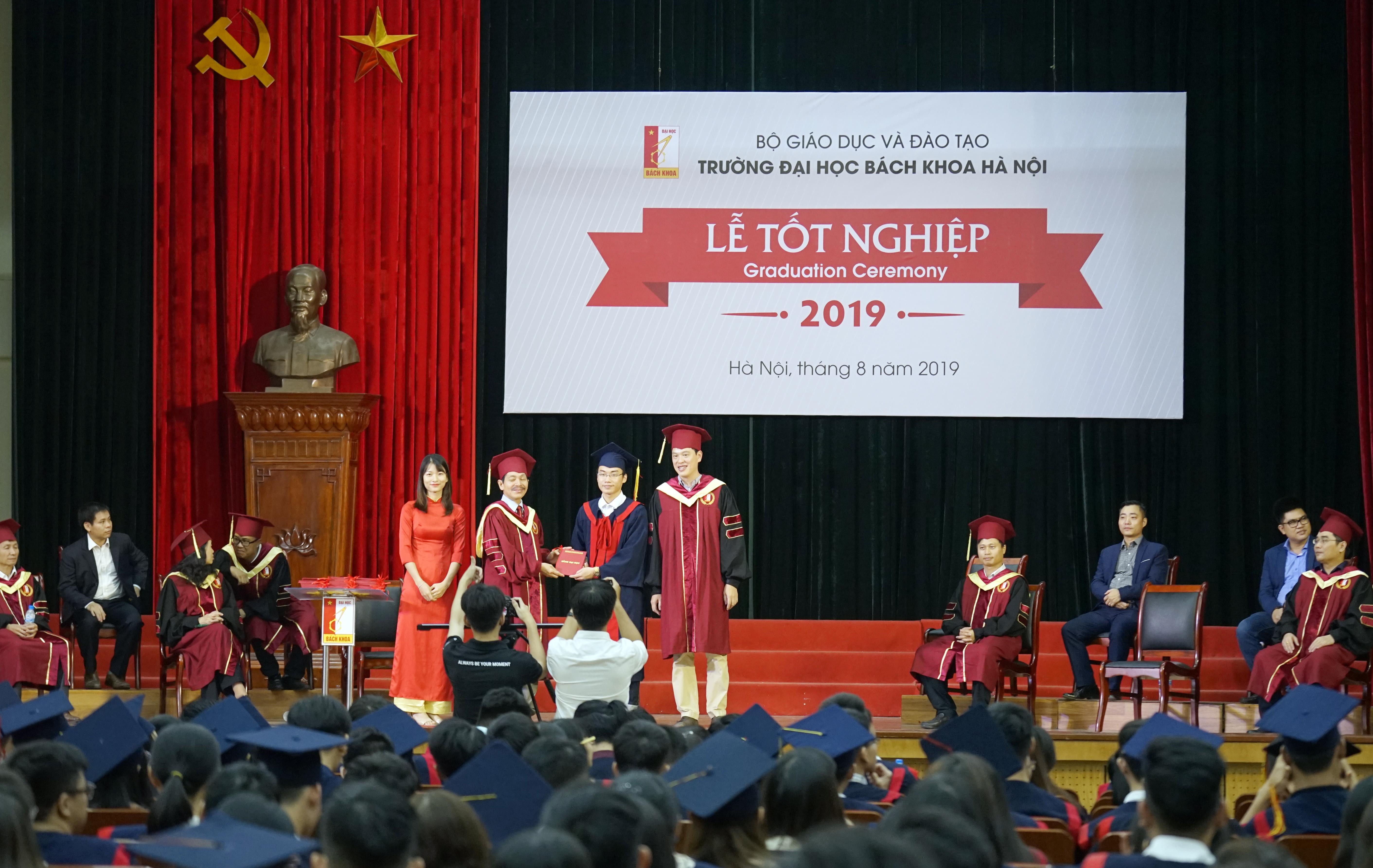 Hồ Minh Trí tại lễ trao bằng tốt nghiệp và nhận danh hiệu thủ khoa của Trường Đại học Bách Khoa Hà Nội. Ảnh: NVCC