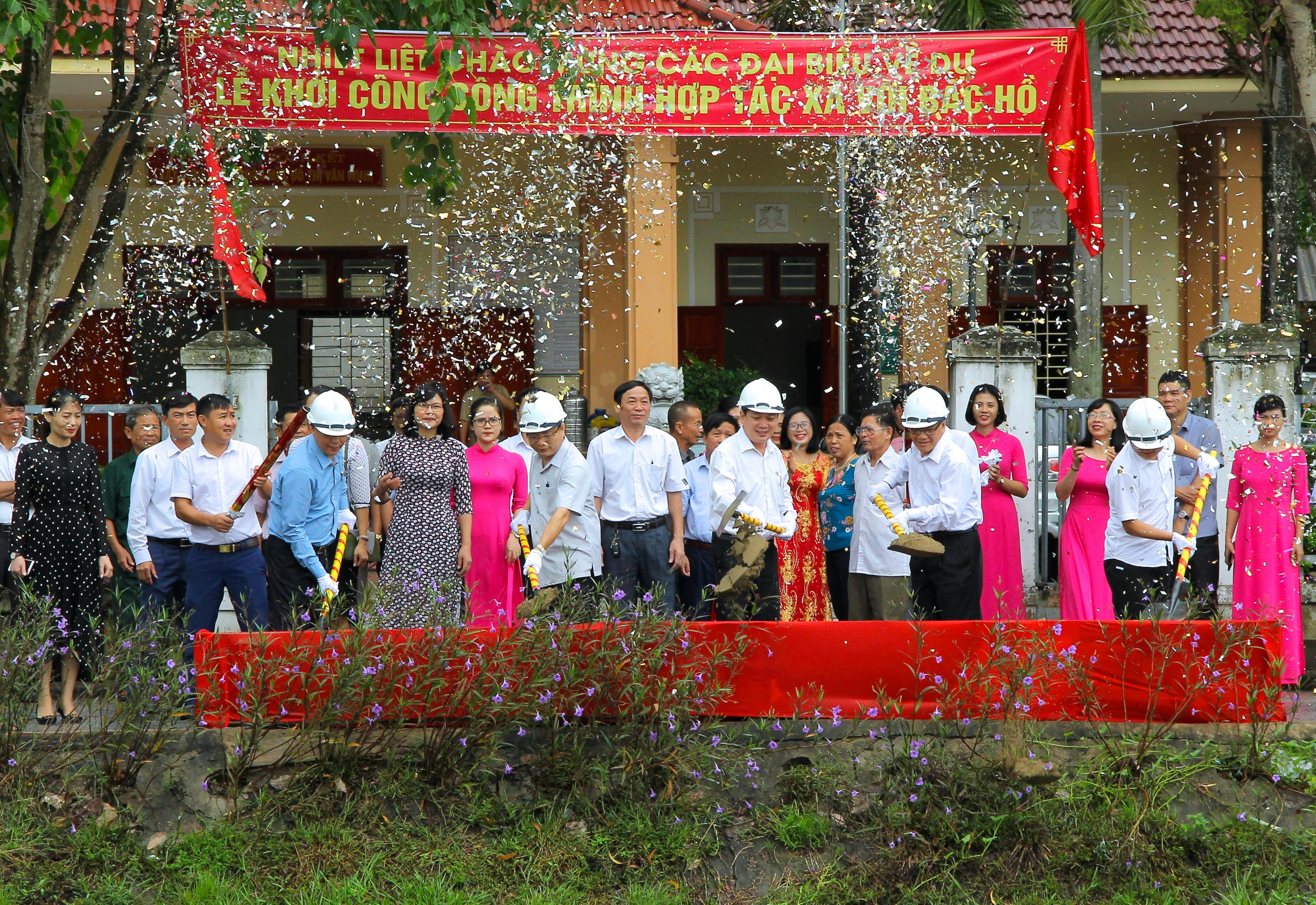 Các đại biểu tiến hành khởi công công trình 