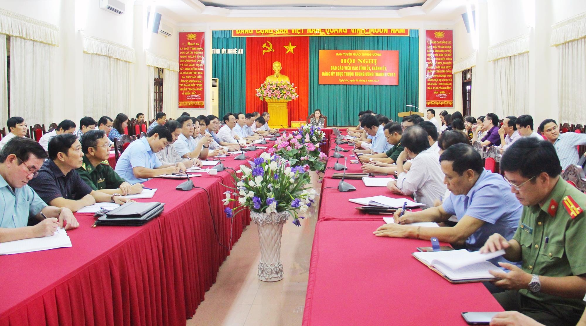 ¬Chiều 30/8, Ban Tuyên giáo Trung ương tổ chức hội nghị trực tuyến báo cáo viên các tỉnh ủy, thành ủy, đảng ủy trực thuộc Trung ương với nhiều nội dung quan trọng. Chủ trì hội nghị từ điểm cầu trung ương có đồng chí Lê Thanh Long – Phó Trưởng Ban Tuyên giáo Trung ương. Tại Điểm cầu Nghệ An, đồng chí Lê Thị Hoài Chung – Phó trưởng Ban Tuyên giáo Tỉnh ủy chủ trì. 