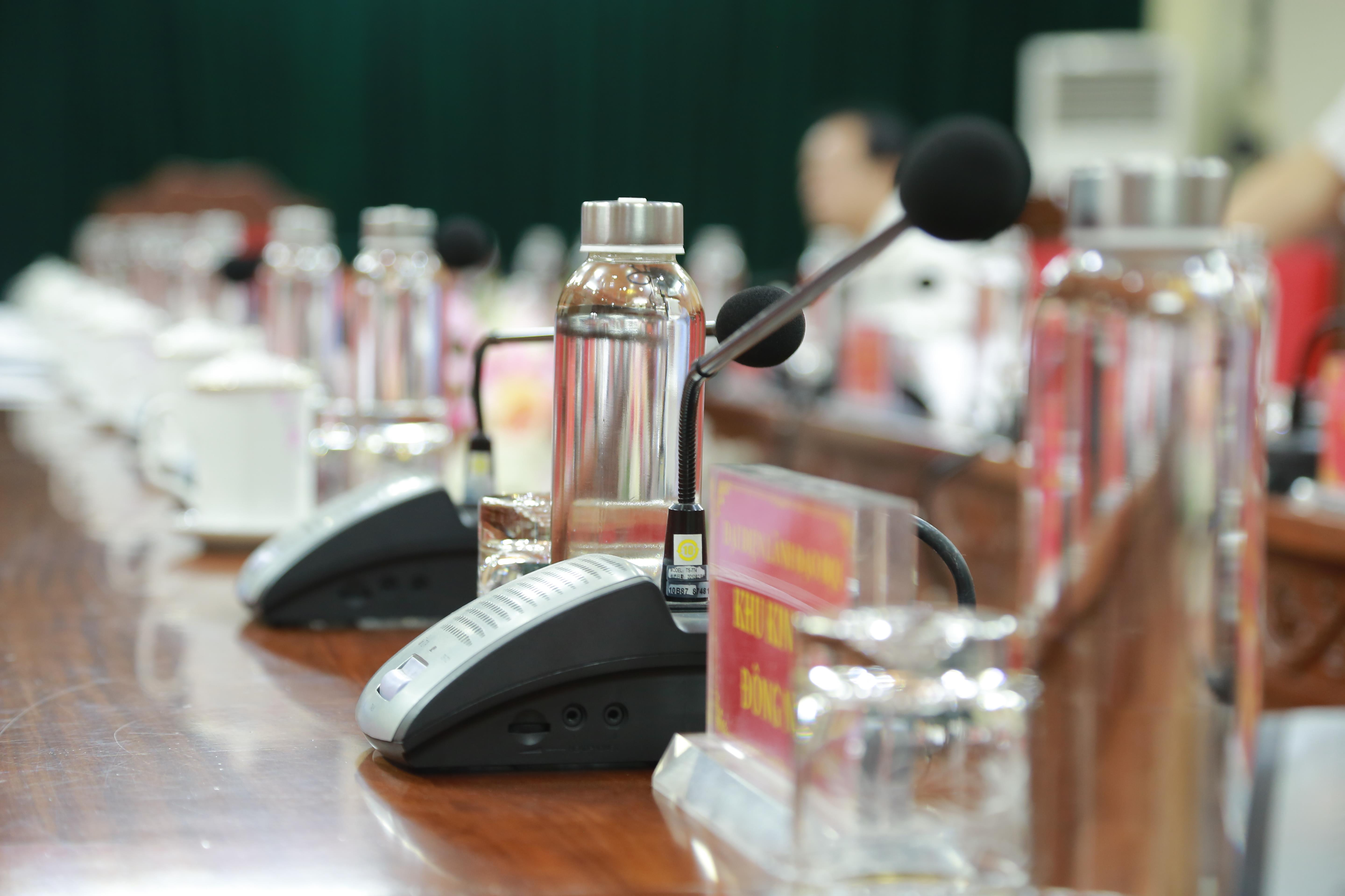 Văn phòng Tỉnh ủy Nghệ An đã trang bị đồng loạt chai đựng nước bằng thủy tinh thay cho chai nhựa. Ảnh: Quốc Sơn