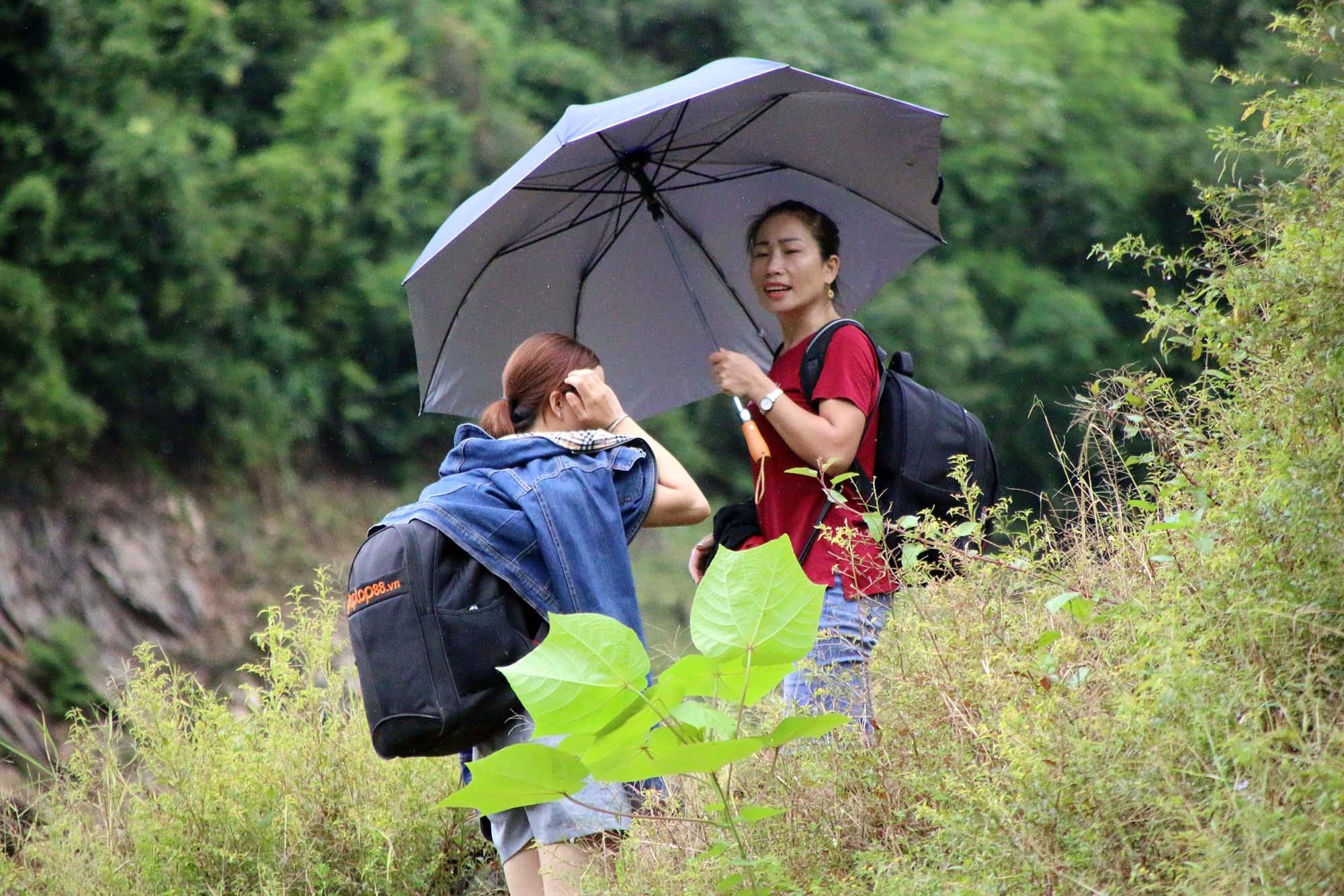 Việc đi đến trường và trở về nhà thường được lên kế hoạch trước cả tuần. Đặt thuyền, chuẩn bị quà, giặt quần áo... Và sau đó là những chuyến phiêu lưu thức.