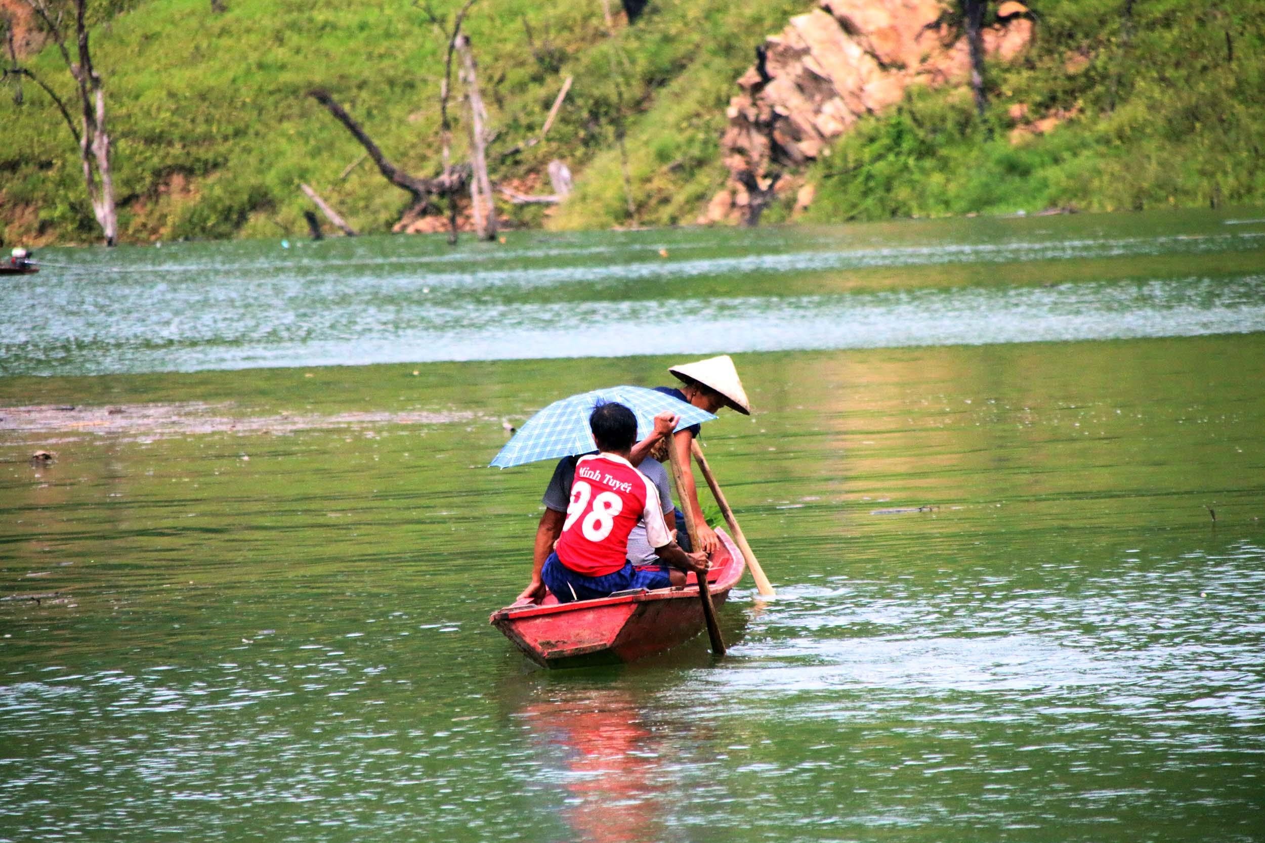 Sau đó phải cùng mẹ lái thuyền về nhà. Hầu như các học sinh nam ở Hữu Khuông đều có thể tự tay lái thuyền và đây cũng là phương tiện đi lại chủ yếu của cư dân lòng hồ Bản Vẽ.