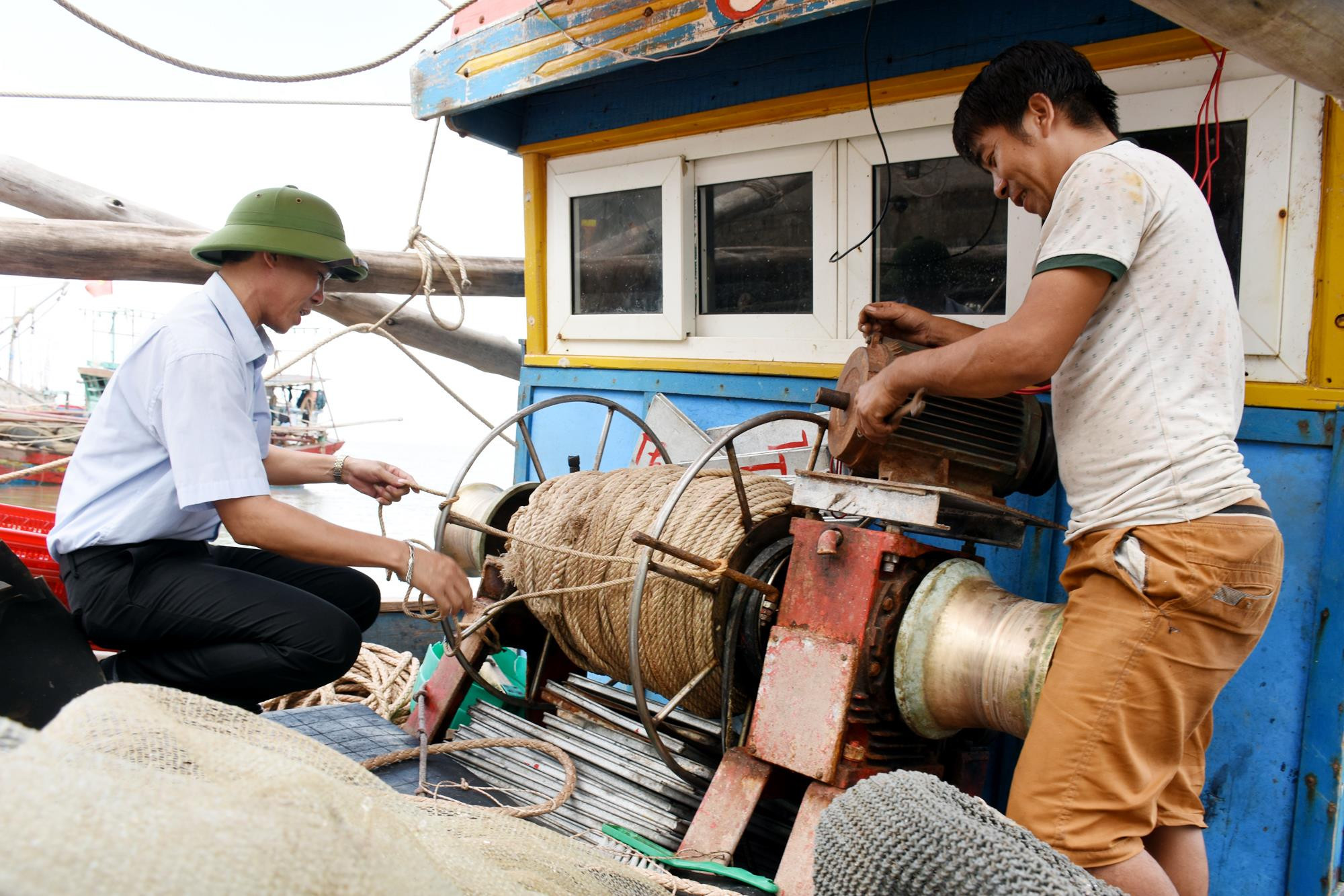 Chủ tàu Hoàng Văn Luận ở khối Hồng Thái, xã Quỳnh Lập  sửa chữa tàu cá chuẩn bị ra khơi bám biển.