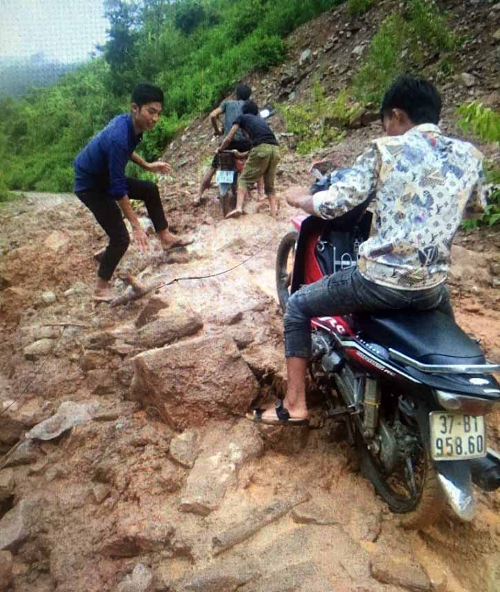 Giao thông đi lại rất khó khăn tại các điểm sạt lở trên tuyến đường từ xã Tà Cạ đi Mường Típ. Ảnh: Hải Thượng