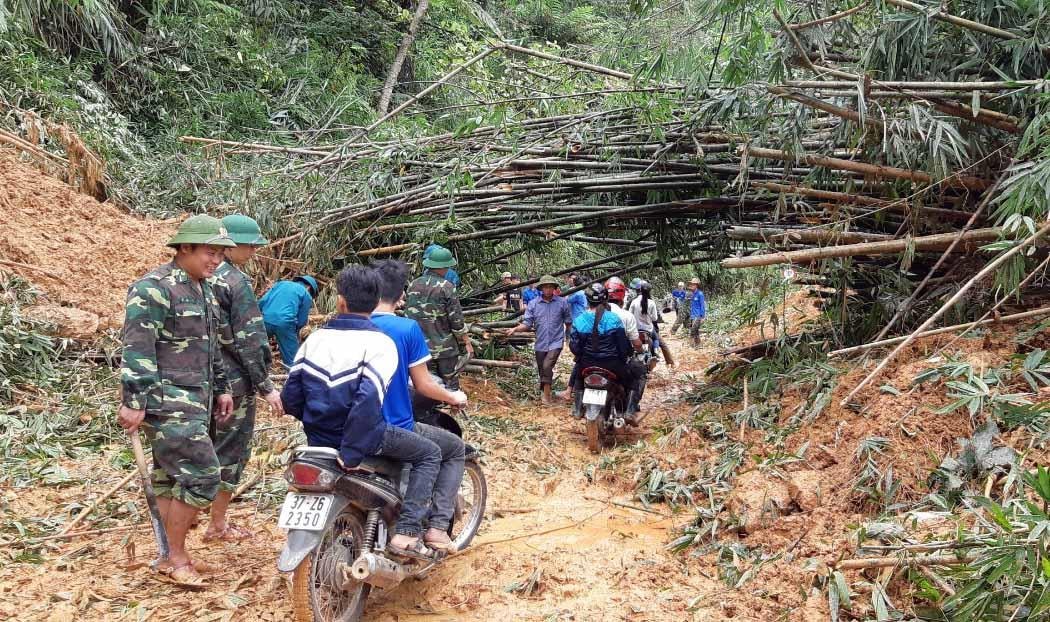 Sau một buổi khắc phục, người và phương tiện có thể qua lại đoạn đường này. Ảnh: Lê Thạch